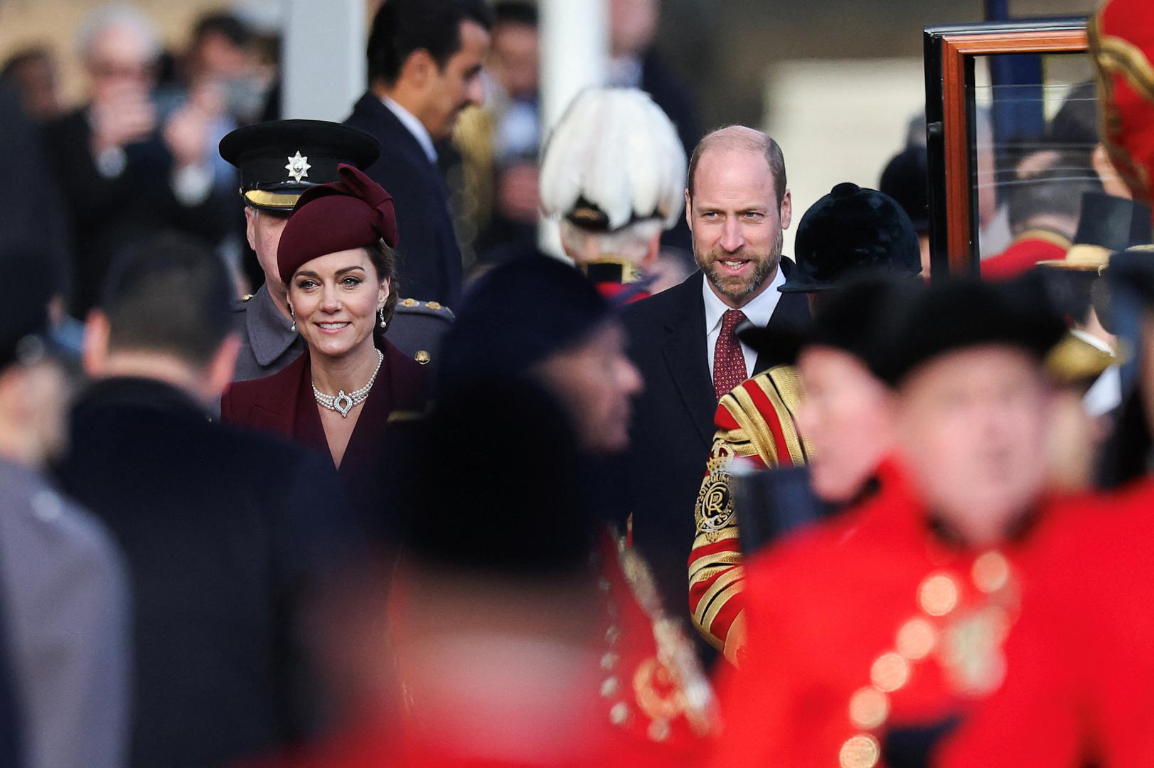 Kate Middleton vraća se službenim dužnostima nakon liječenja raka i danas se pridružila svom suprugu, princu Williamu na svečanom dočeku katarskog emira Tamim bin Hamad Al Thani i prve od njegove tri supruge. 