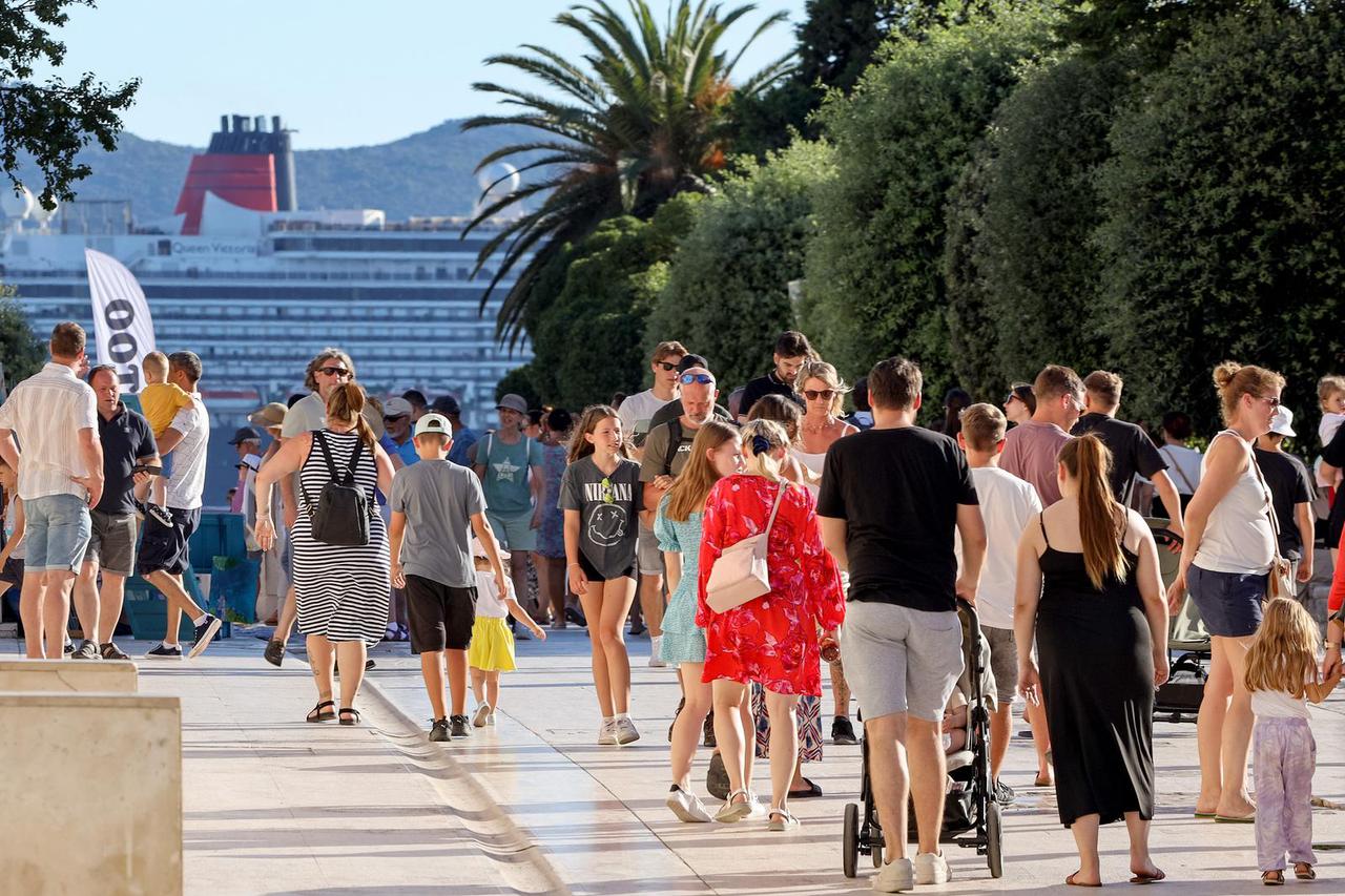 Zadar: Velik broj turista "okupirao" je središte grada