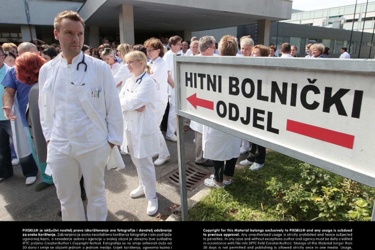 '20.09.2013., Koprivnica - Oko 200 lijecnika i medicinskih sestara Opce bolnice Dr. Tomislav Bardek u strajku izasli su u pet minuta do 12 sati ispred bolnice da se vidi koliko ih je i time prekinu ma