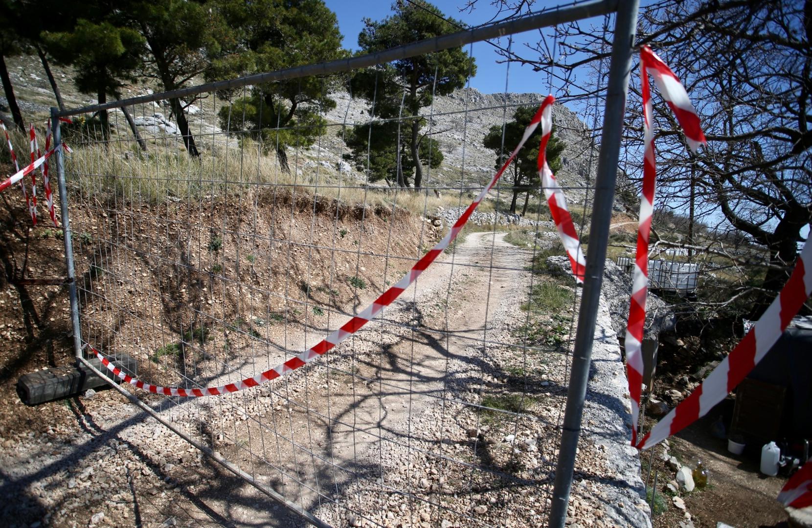 04.04.2020., Split - Zatvoren zaobilazni makadamski put izmedju Krila i Gornje Podstrane koji su pojedincki koristili kao alternativu nakon uvodjenja kontrolnog punkta u Mutograsu na cesti izmedju Omisa i Splita koji je postavljen u svrhu smanjenja opasnosti od sirenja koronavirusa. Photo: Ivo Cagalj/PIXSELL