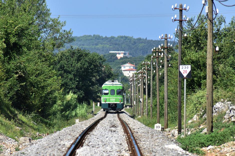 Zeleni vlak na relaciji Ljubljana-Pula-Ljubljana koji vozi samo u ljetnom terminu reda vožnje