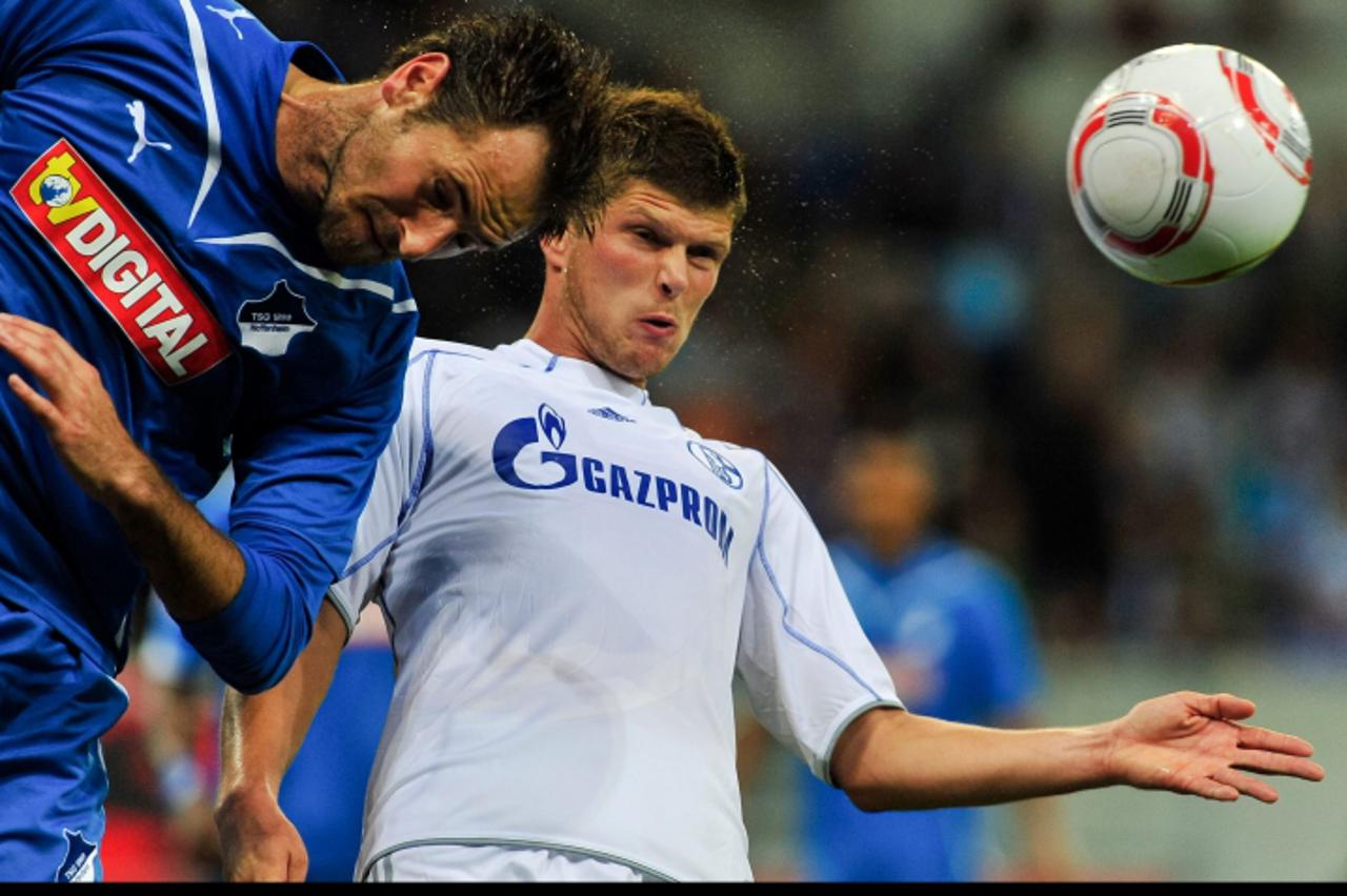 '10.09.2010, Rhein-Neckar-Arena, Sinsheim, GER, 1. FBL, TSG Hoffenheim vs Schalke 04, im Bild Klaas-Jan Huntelaar (Schalke #25) im Kopfballduell mit Josip Simunic (Hoffenheim CRO #14), Foto Ÿ nph / Ro