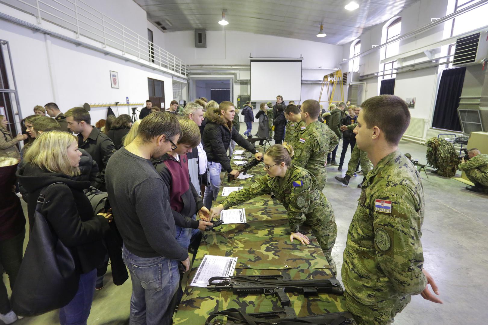 Tom prigodom posjetiteljima su predstavljeni sveučilišni studijski programi Sveučilišta u Zagrebu i HVU-a, program za vojne pilote, uvjeti upisa, obveze kadeta, vojna obuka i daljnje mogućnosti karijere.