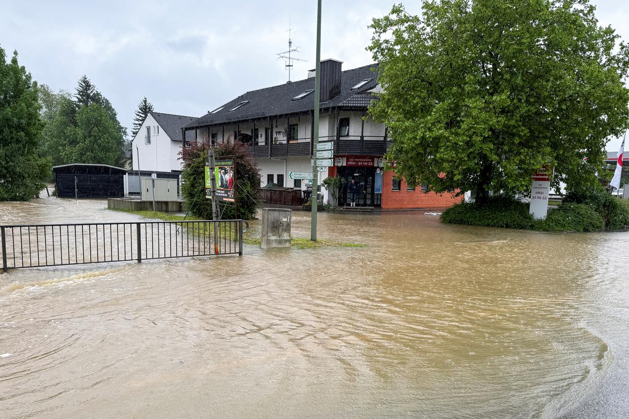 High water levels and heavy rain flood the south-western part of Bavaria