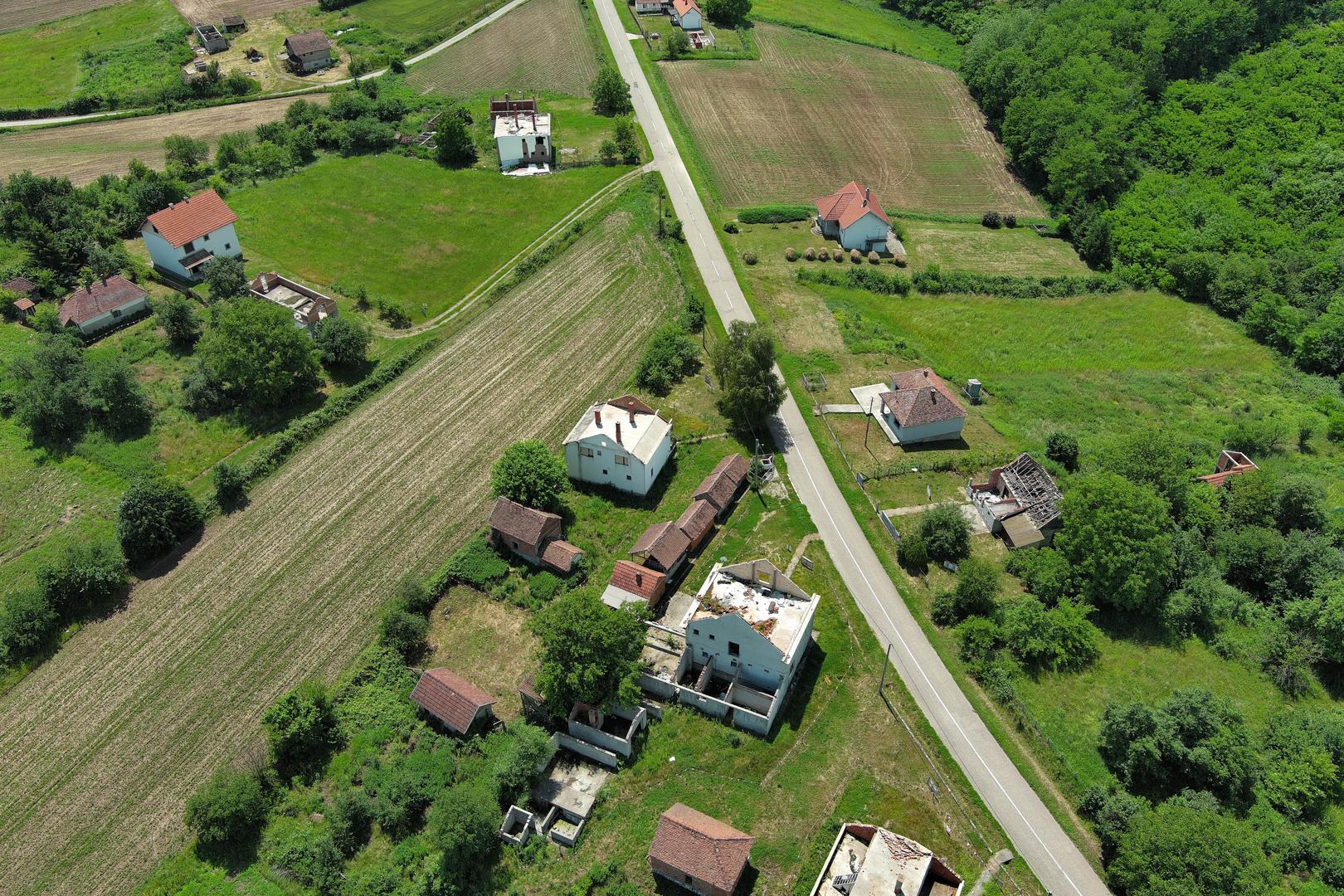 29.05.2024., Gornje Nedeljice, Loznica (Srbija) - Stanovnici Gornjih Nedeljica godinama se bore protiv geoloskih istrazivanja kompanije Rio Tinto koja u njihovom selu planira da otvori rudnik litijuma. Stanovnici izrazavaju svoju zabrinutost zbog rudarskih aktivnosti koje ugrozavaju njihove izvore vode i prirodno okruzenje. Ove ekoloske nevolje podstakle su mjestane na organizaciju i borbu za ocuvanje svojih prirodnih resursa a zbog cega su u Srbiji prije nekoliko godina mjesecima trajali veliki ulicni prosvjedi nakon cega je Vlada Srbije stopirala cijeli projekat. Ipak, nakon posljednjih izbora predsjednik Srbije Aleksandar Vucic je nagovijestio nastavak ovog projekta. Nebojsa Petkovic, stanovnik Gornjih Nedeljica i aktivista eko udruzenja "Ne damo Jadar" godinama se sa svojim komsijama i aktivistima bori protiv ovog projekta i to je jedan od najjacih ekoloskih pokreta u svijetu posljednih godina i trenutno je ovaj projekat Rio Tinta u dolini rijeke Jadar, inace trenutno najveci planirani svjetski projekat iskopavanja litijuma, stopiran upravo zahvaljujuci aktivizmu i masovnim prosvjedima sirom Srbije.
Photo: Dejan Rakita/Pixsell Photo: Dejan Rakita/PIXSELL