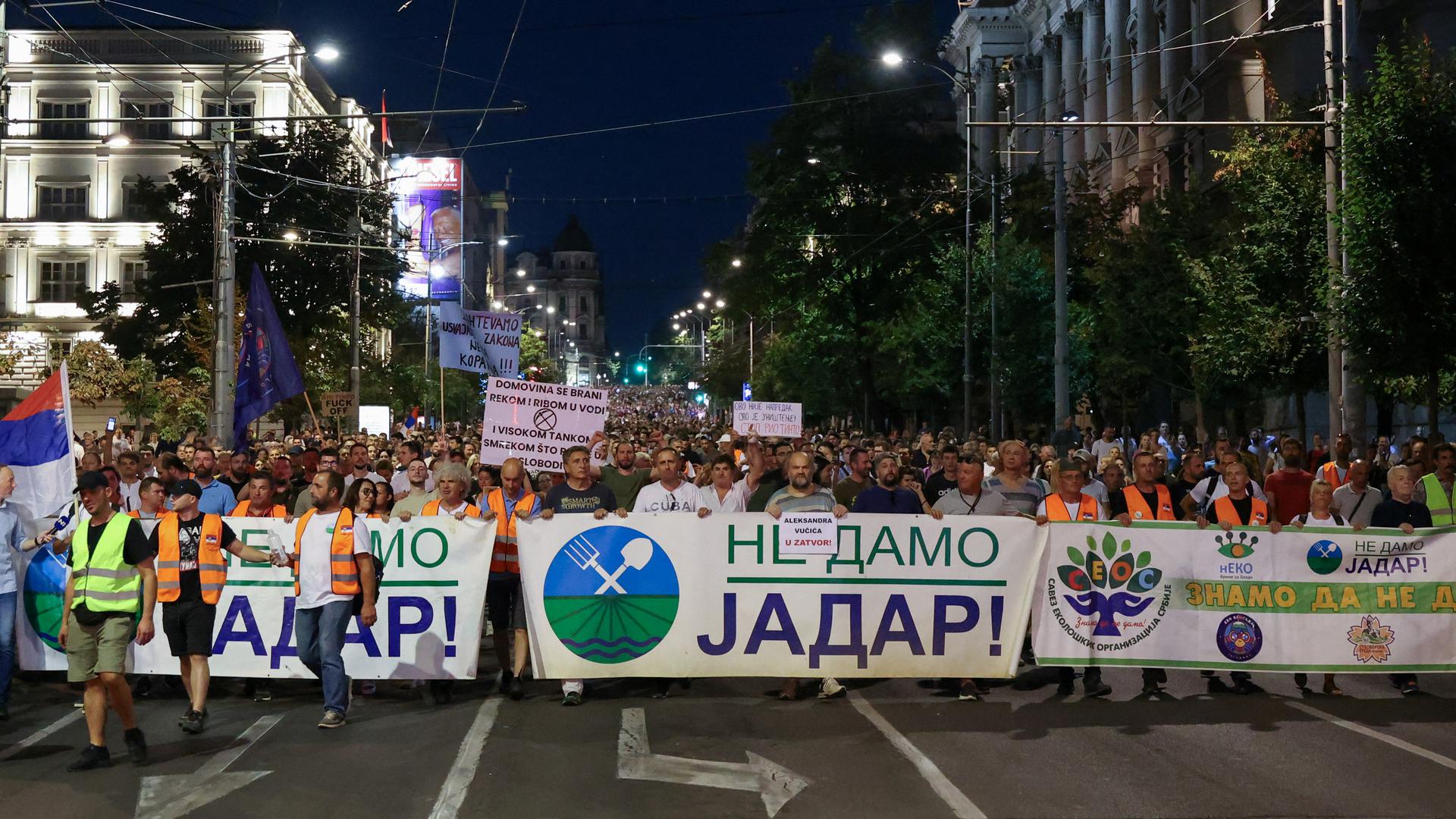 Ustavni sud je nedavno poništio vladinu odluku iz 2022. o ukidanju dozvole, a par dana kasnije vlada je ekspresno donijela novu uredbu i tako "vratila u život" projekt Rio Tinta. "Nećeš kopati", "Rio Tinto, marš sa Drine", "Rudnika neće biti" - samo su neki od transparenata koje nose prosvjednici.