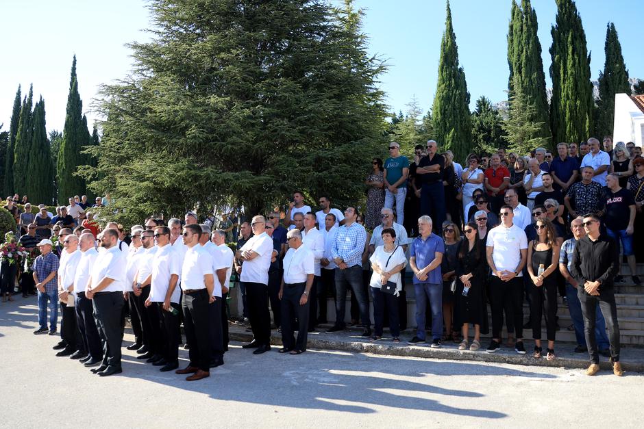 Kaštela: Posljednji ispraćaj Milana Livaje, oca nogometaša Hajduka Marka Livaje