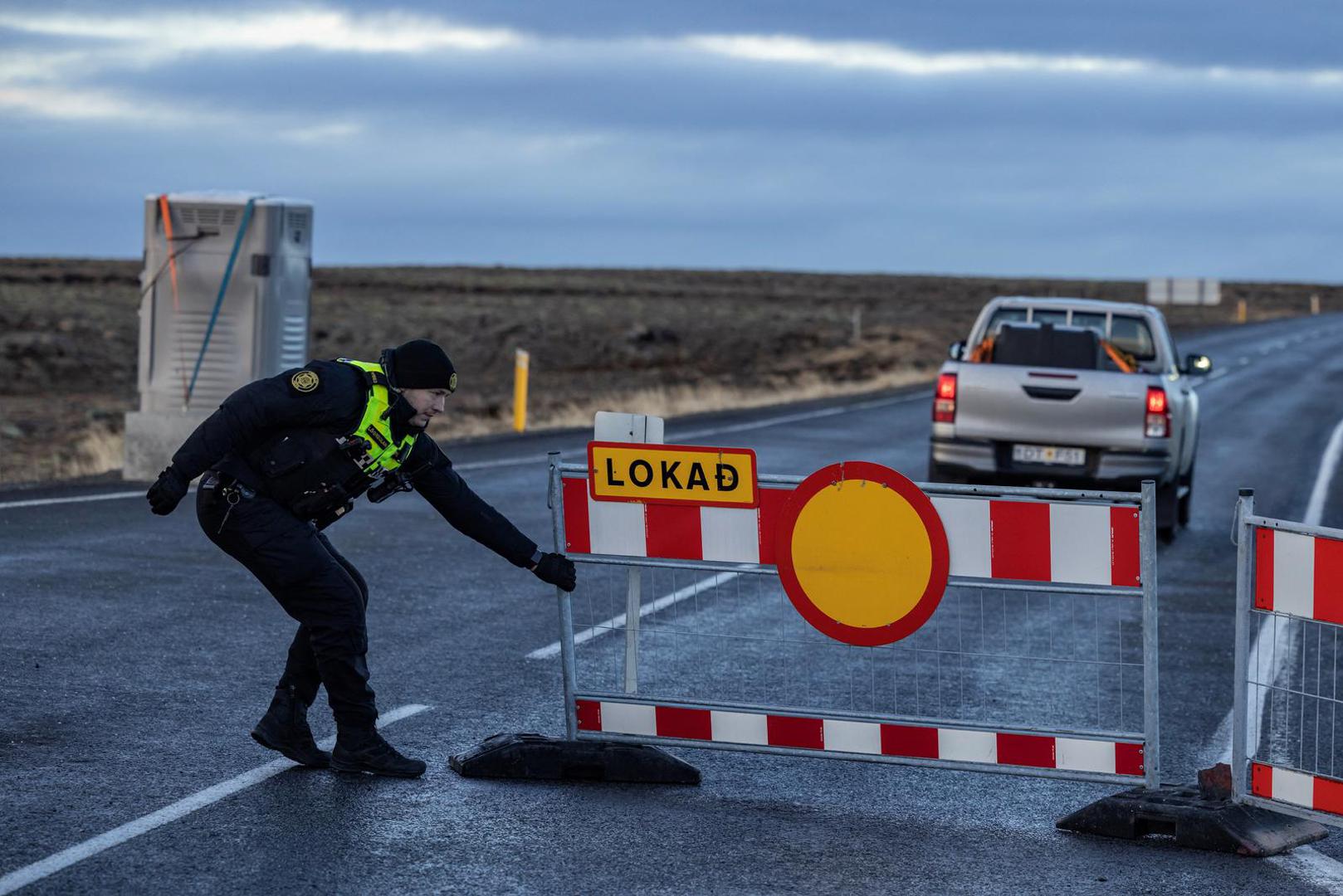 A police officer pulls a barrier to block the road leading to the fishing town of Grindavik, which was evacuated due to volcanic activity, in Iceland November 16, 2023. REUTERS/Marko Djurica Photo: MARKO DJURICA/REUTERS