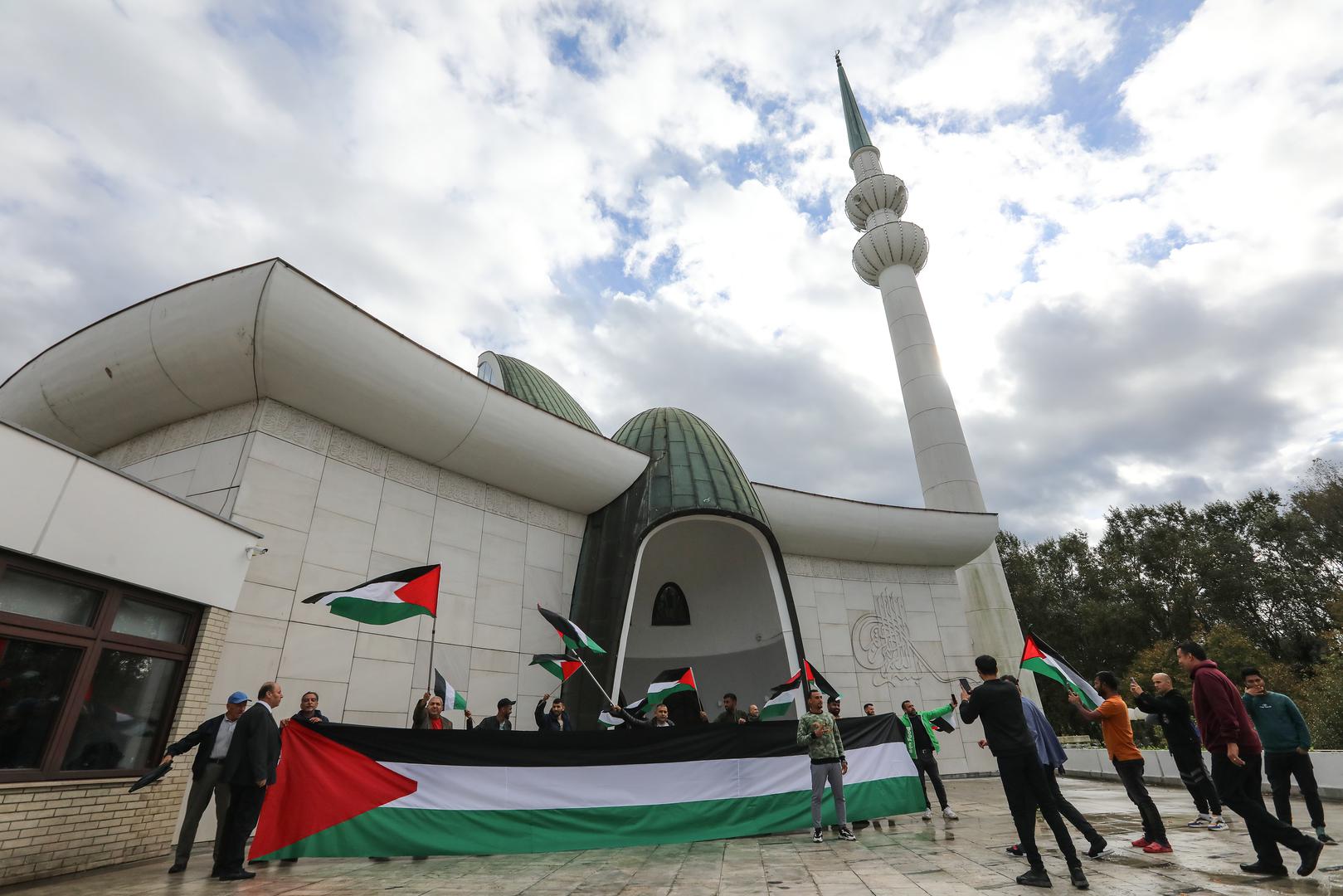 27.10.2023., Zagreb - U Islamskom centru u Zagrebu, sredisnjoj dzamiji Mesihata Islamske zajednice u Hrvatskoj, nakon podnevne molitve, odrzan je prosvjed i potpora palestinskom narodu i odrzana molitva za poginule u ratu s Izraelom. Photo: Robert Anic/PIXSELL