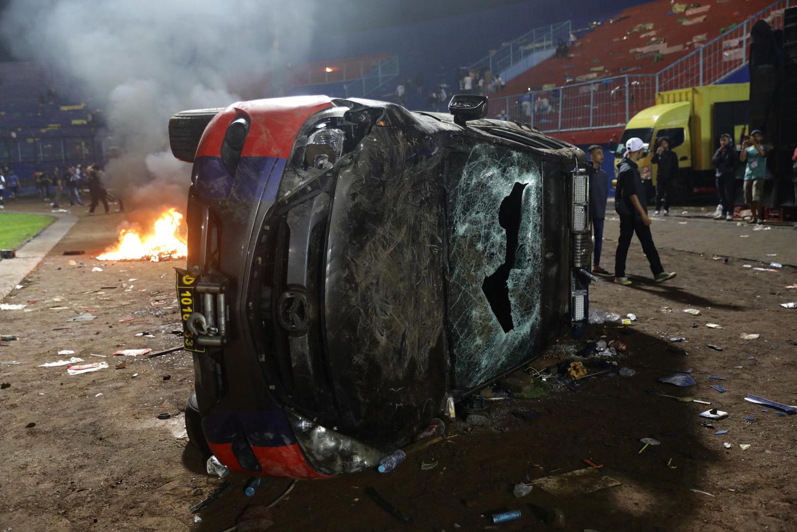 A damaged car is pictured following a riot after the league BRI Liga 1 football match between Arema vs Persebaya at Kanjuruhan Stadium, Malang, East Java province, Indonesia, October 2, 2022, in this photo taken by Antara Foto. Antara Foto/H Prabowo/via REUTERS  ATTENTION EDITORS - THIS IMAGE HAS BEEN SUPPLIED BY A THIRD PARTY. MANDATORY CREDIT. INDONESIA OUT. NO COMMERCIAL OR EDITORIAL SALES IN INDONESIA. Photo: ANTARA FOTO/REUTERS