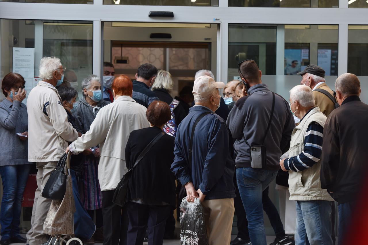 Šibenik: Početkom mjeseca stvaraju se velike gužve ispred banaka zbog isplate mirovina