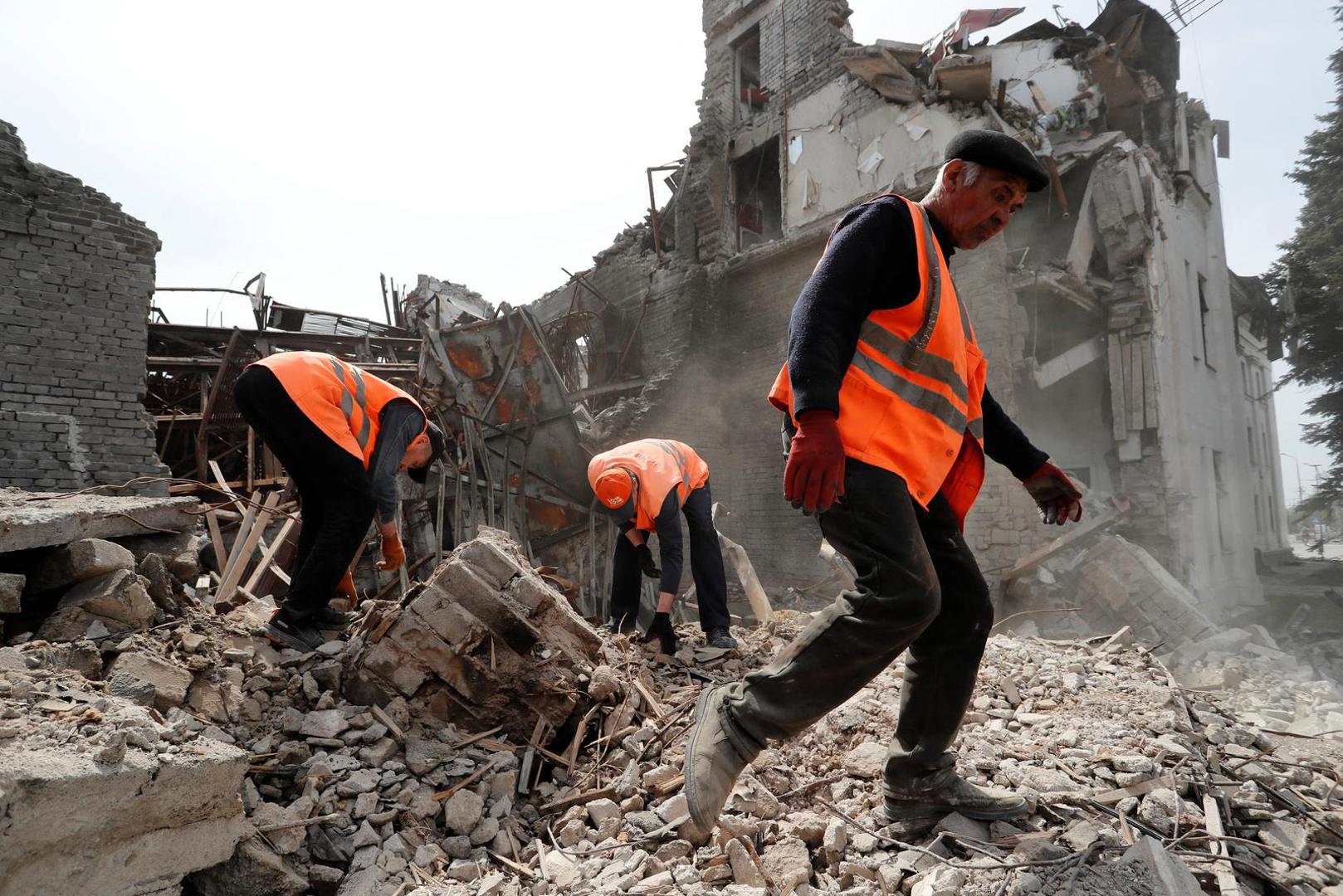 Emergency management specialists and volunteers remove the debris of a theatre building destroyed in the course of Ukraine-Russia conflict in the southern port city of Mariupol, Ukraine April 25, 2022. REUTERS/Alexander Ermochenko Photo: Alexander Ermochenko/REUTERS