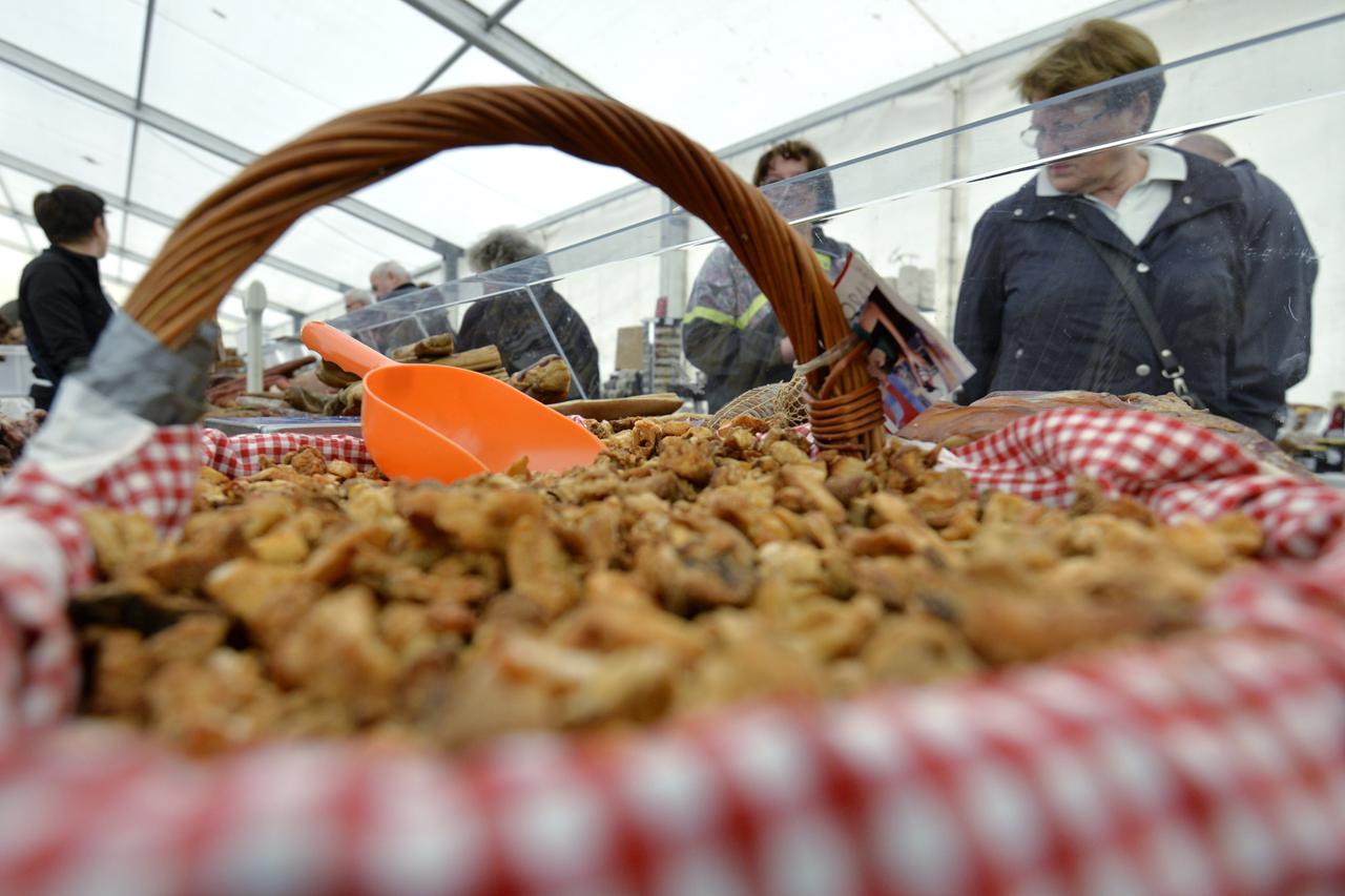 10.11.2015., Zagreb - Sajam Obrtnici medju nama Zagrebacke udruge potrosaca na trgu Kralja Tomislava otvorio je ministar Gordan Maras.  Photo: Marko Lukunic/PIXSELL