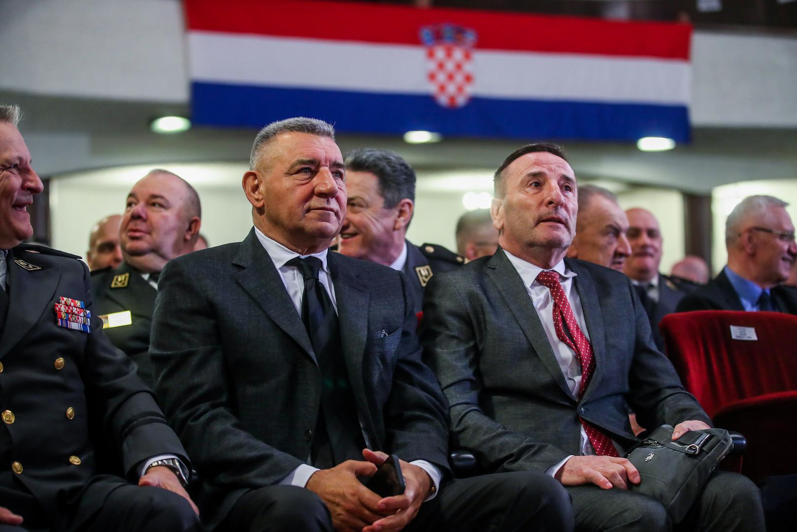 Međutim, Gotovina je nakon rata bio optužen pred Međunarodnim sudom za ratne zločine u Haagu, što je izazvalo duboke podjele u hrvatskom društvu. Suočen s optužbama za zločine počinjene tijekom operacije "Oluja", Gotovina se nekoliko godina skrivao, no 2005. godine je uhićen.