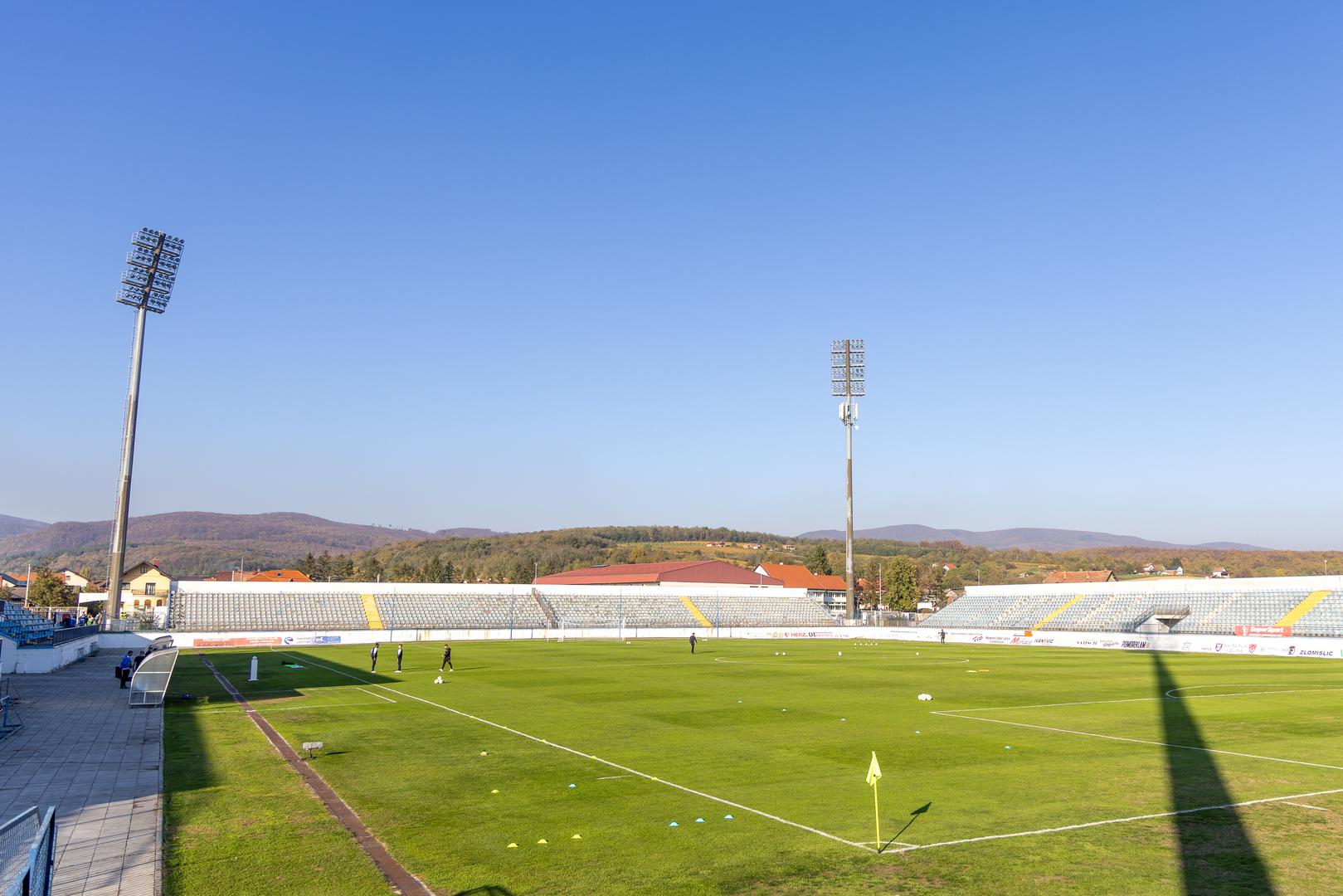 Stadion nekadašnjeg Kamen Ingrada po sunčanom vremenu naoko izgleda lijepo, ali stvarnost je bitno drugačija. Ovdje se nekada igrao HNL, i to ozbiljan, a i Europa, i to u tri navrata