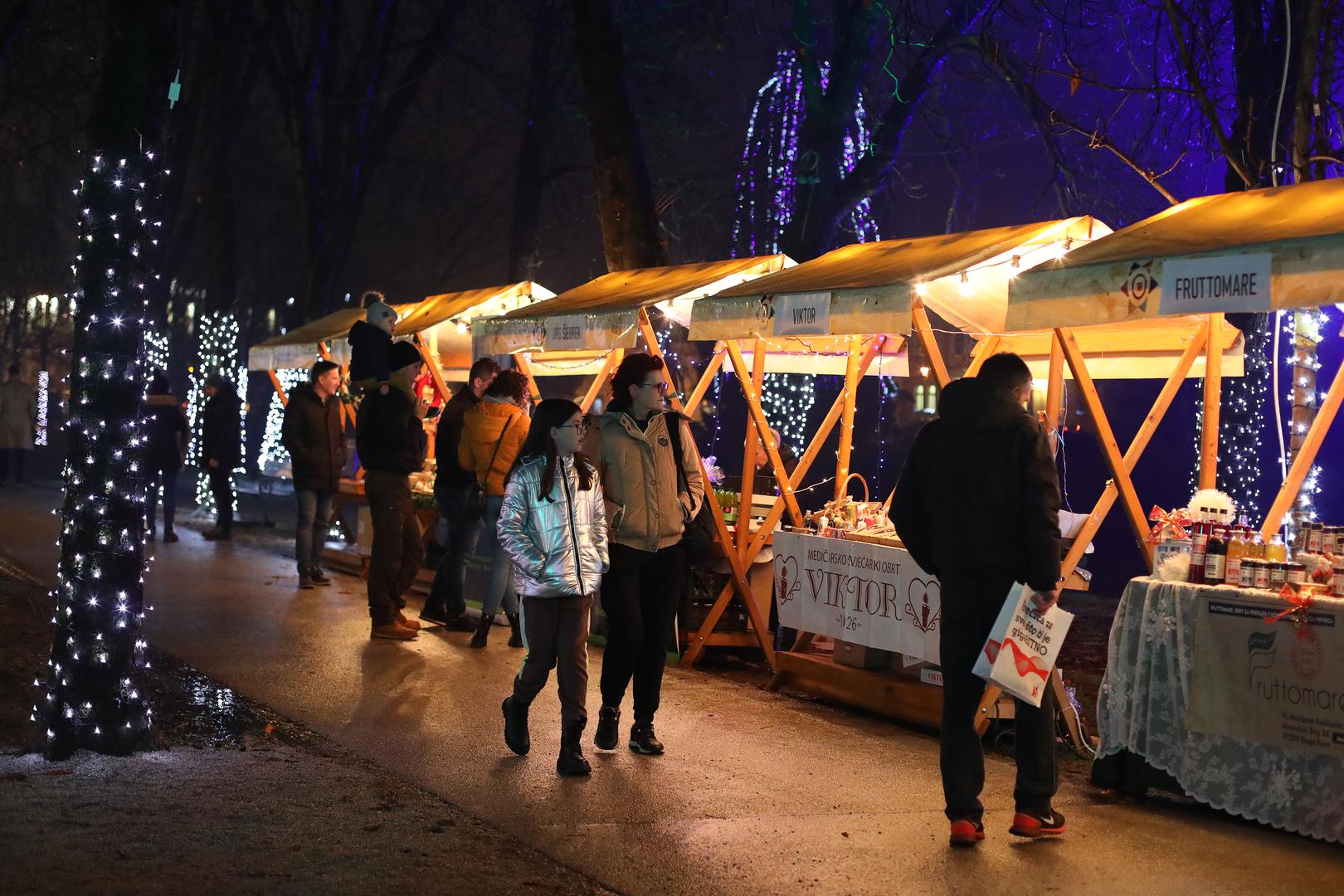 16.12.2022., Karlovac - Svecano otvorenje manifestacije Advent u Karlovcu. Osim bogate ugostiteljske i zabavne ponude po prvi puta posjetitelji ce u sklopu Adventa moci uzivati na klizalistu i sanjkalistu. Photo: Kristina Stedul Fabac/PIXSELL