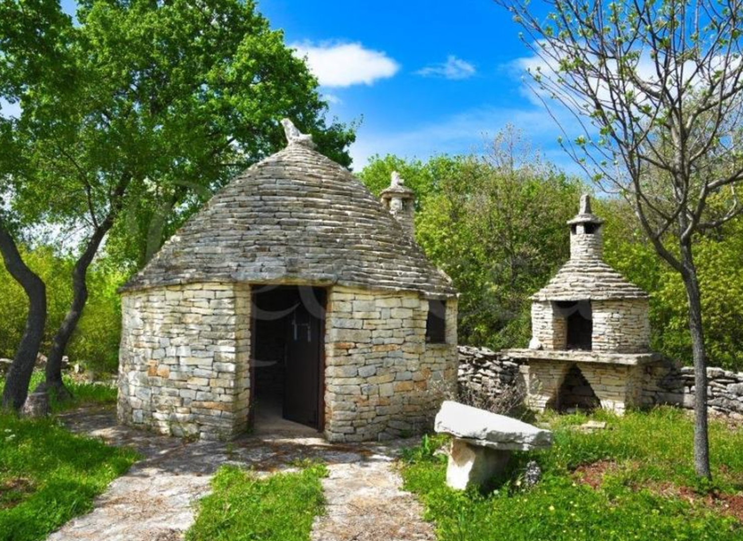 Na Njuškalu je naglašeno i da se kažun nalazi uz glavnu cestu, što omogućava jednostavan pristup i povezanost s obližnjim gradovima i destinacijama.