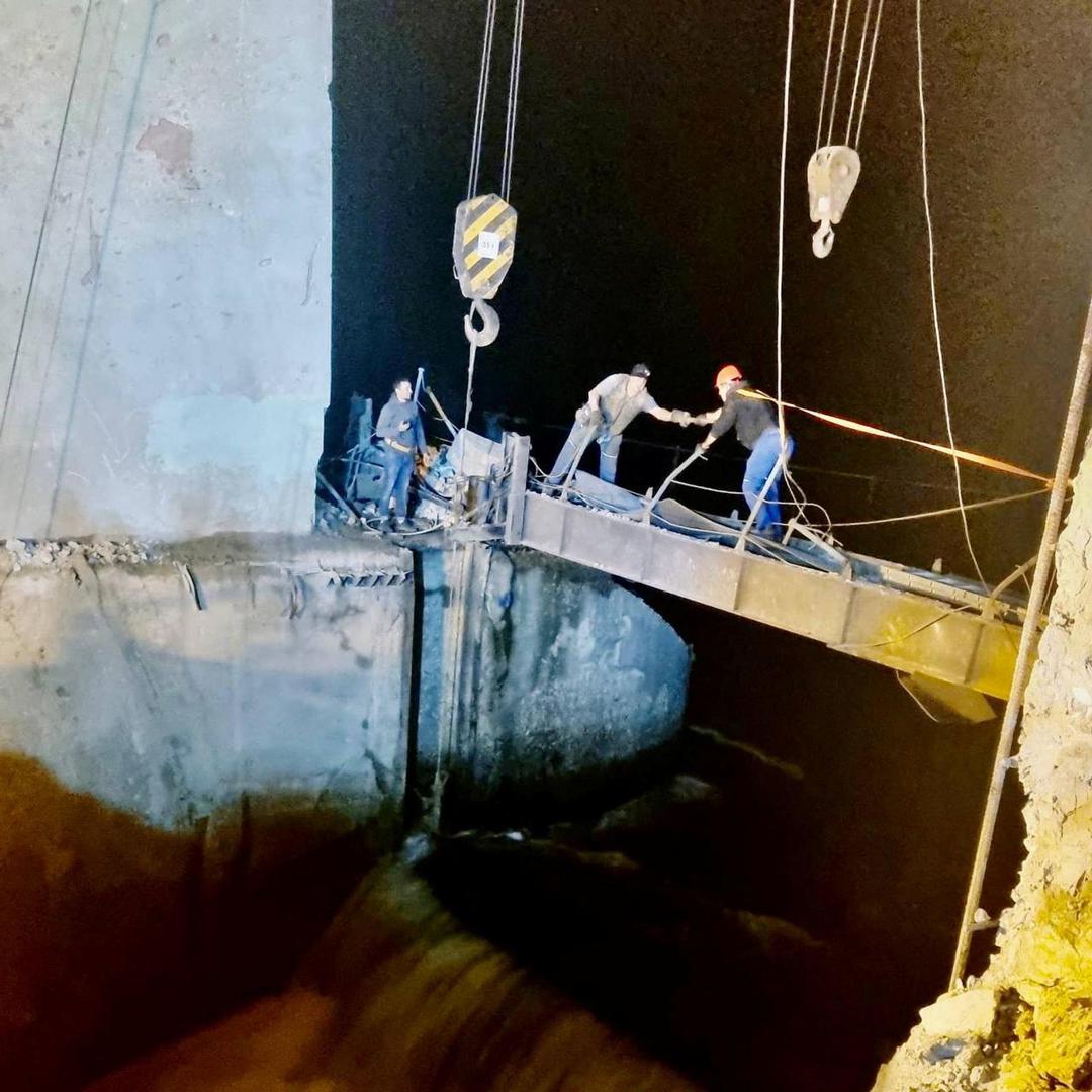 Workers repair a hydraulic structure damaged by a Russian missile strike, amid Russia's attack on Ukraine, in Kryvyi Rih, Ukraine, in this handout picture released September 15, 2022. Press service of the State Emergency Service of Ukraine/Handout via REUTERS ATTENTION EDITORS - THIS IMAGE HAS BEEN SUPPLIED BY A THIRD PARTY. Photo: State Emergency Service of Ukrai/REUTERS