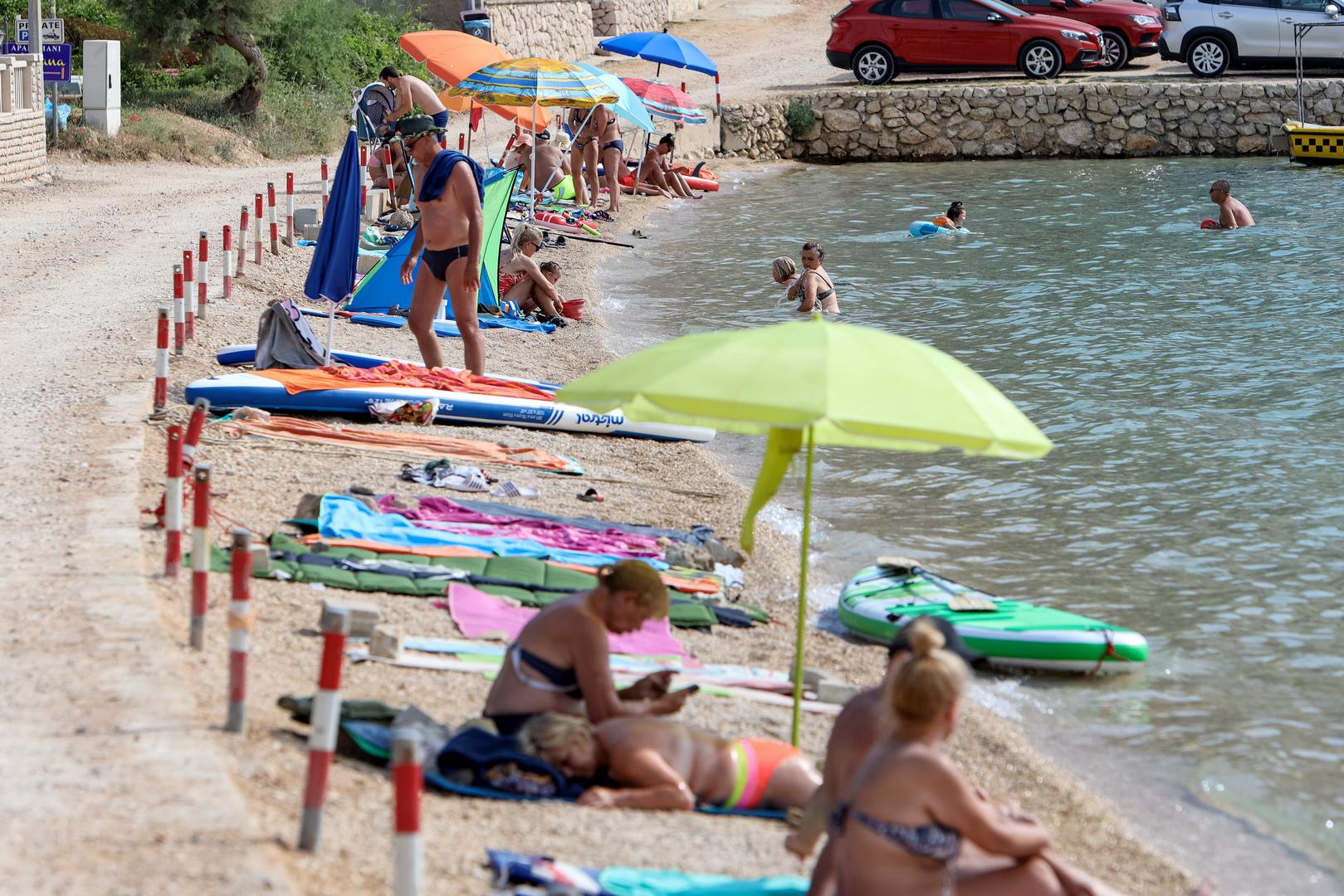 Turisti dođu, malo su u čudu na prvu, ali onda se godinama vraćaju – ponosni su domaći.
A tek će Metajna zablistati kad se dovrše radovi i postavljanje cijevi, kopa se ovih ljetnih dana na
sve strane, čekali su to više od pola stoljeća. Na plaži milina, kupanje na Ručici se pamti
