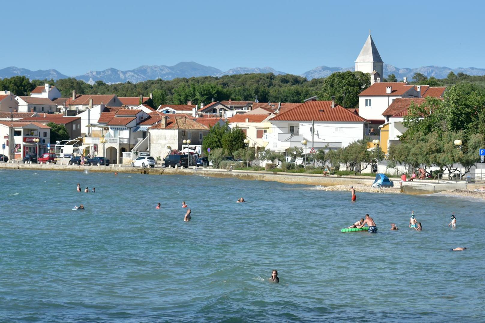 08.07.2020., Zadar - Plaza u Petrcanima puna je mahom stranih gostiju. 
Photo: Dino Stanin/PixSell