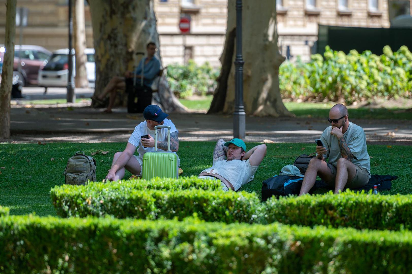 09.08.2024., Zagreb - Ponovno je stigao toplinski val, a gradani traze osvjezenje, skrivaju se u hladovinu, suncaju se i ne izlaze bez sesira. Photo: Marko Juric/PIXSELL