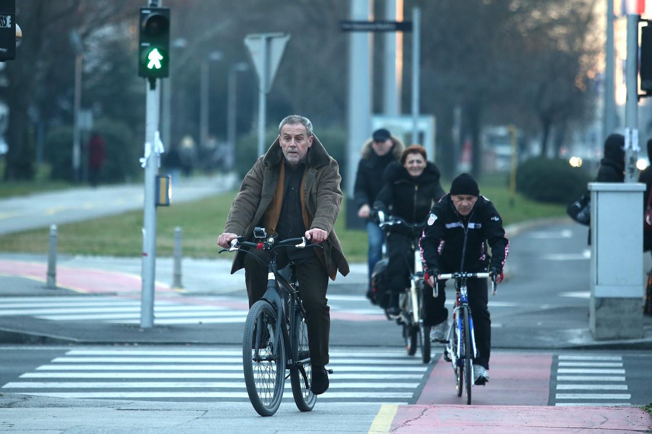 12.02.2016., Zagreb - Povodom Medjunarodnog dana bicikliranja na posao gradonacelnik Zagreba Milan Bandic sa suradnicima krenuo je na posao biciklom.  Photo: Sanjin Strukic/PIXSELL