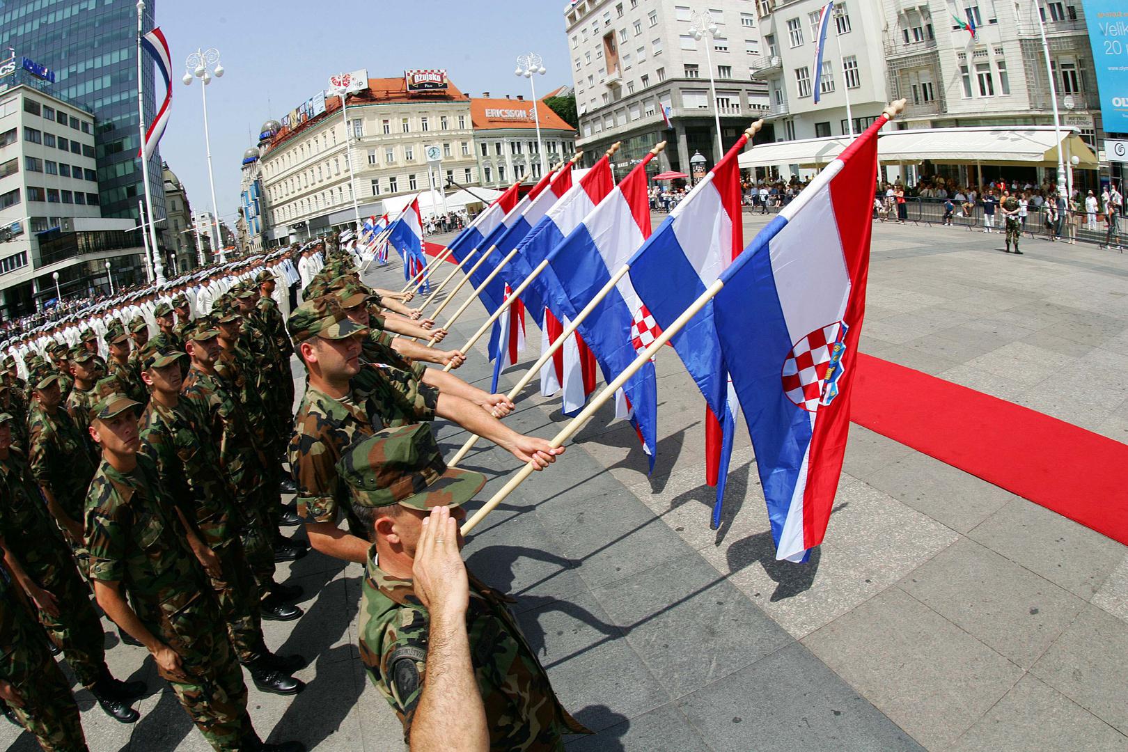 6. Nacionalizam.
Neki ljudi vide Hrvate kao previše nacionalistički nastrojene, što može dovesti do netolerancije prema drugim nacijama ili manjinama. Iako je ponos na svoju domovinu nešto pozitivno, ovaj stereotip često naglašava pretjeranu privrženost i isključivost.