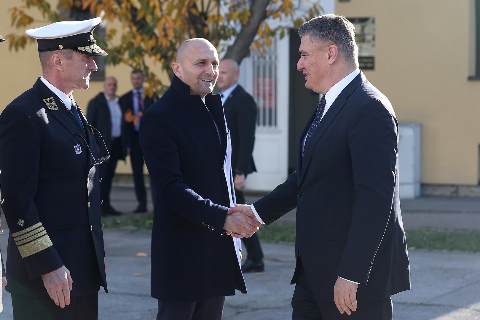 'Želim svu sreću, znanje i umijeće hrvatskoj izvršnoj vlasti i ovdje prisutnom ministru u opremanju Hrvatske vojske, u završetku projekata u koje smo krenuli prije puno godina. To mislim prije svega na neke stvari vezane uz Hrvatsku ratnu mornaricu i Obalnu stražu, to će biti jako teško', izjavio je predsjednik Republike Zoran Milanović na Hrvatskom vojnom učilištu 'Dr. Franjo Tuđman' gdje je sudjelovao na promociji novih časnica i časnika Oružanih snaga Republike Hrvatske i dodjeli prvih časničkih činova zdravstvene službe.