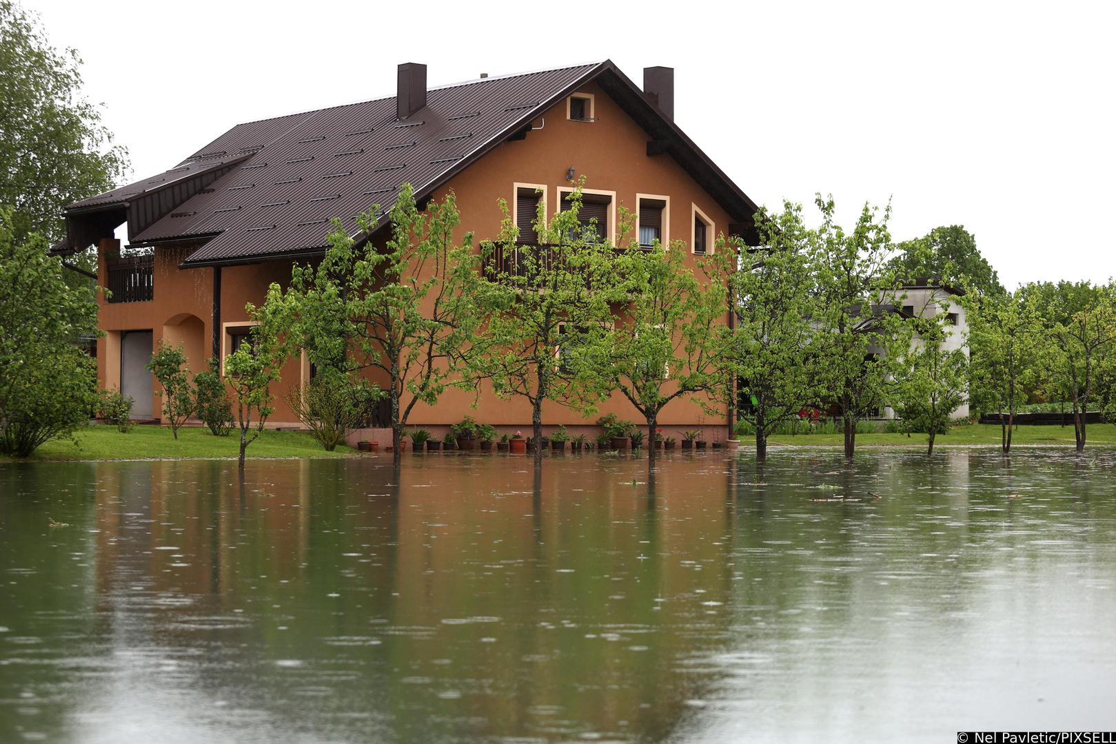 17.05.2023., Ogulin - Doslo je do izlijevanja rijeke Dobre na drzavnu cestu 42, ispod Frankopanske kule, koja je zatvorena za prometovanje.  Photo: Nel Pavletic/PIXSELL