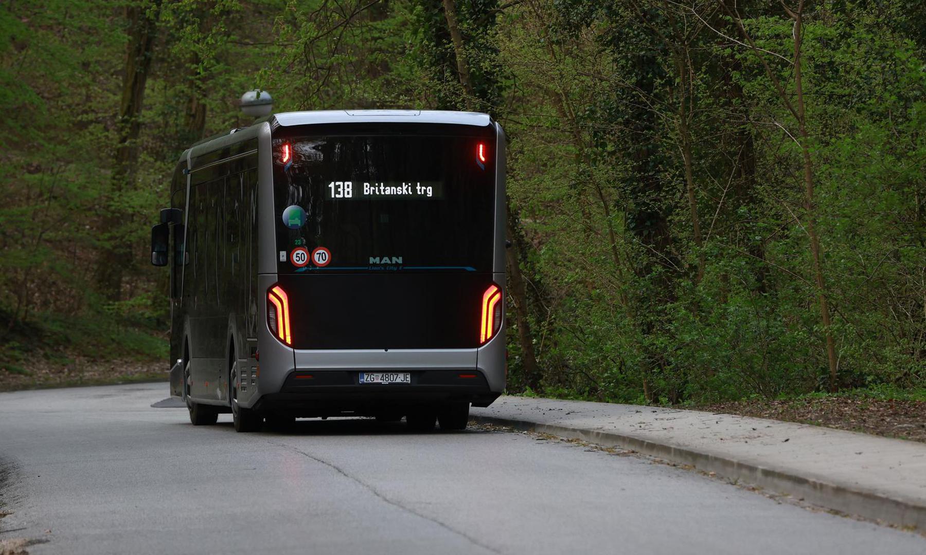 04.04.2023., Zagreb - Britanski trg. ZET testira elektricni autobus na liniji 138 za Zelengaj. Photo: Sanjin Strukic/PIXSELL