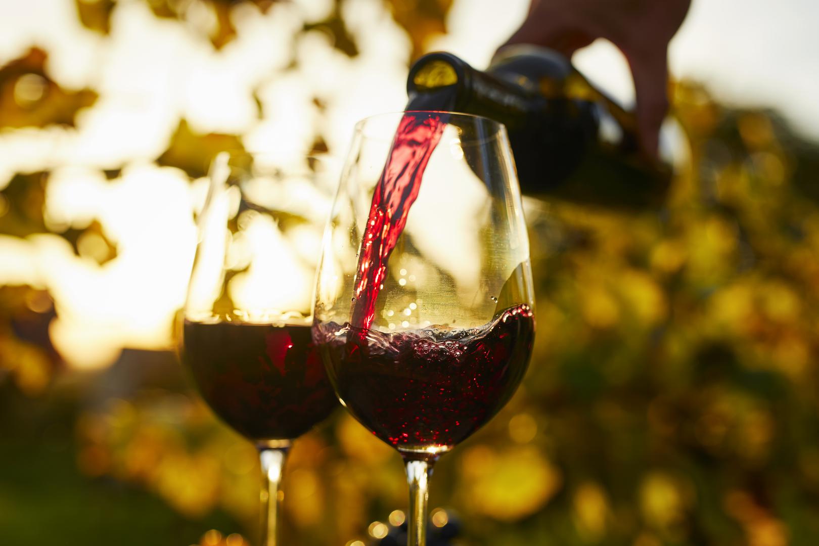 Crno vino: Dijetetičarka Tracy Frimpong tvrdi da crvena vina sadrže polifenole i antioksidanse koji mogu pomoći u poboljšanju zdravlja srca i mozga. Ima otprilike 100 do 160 kalorija po čaši, a sadrži manje od jednog grama šećera.