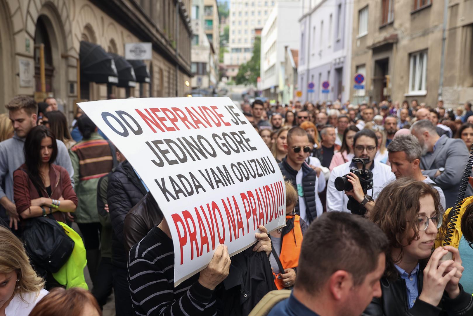 28.05.2023., Sarajevo, Bosna i Hercegovina - Nakon sto je u petak navecer u tragicnoj saobracajnoj nesreci ubijena mlada doktorica Azra Spahic, gradjani Sarajeva su odlucili odati joj pocast prosvjednim okupljanjem na mjestu nesrece.

 Photo: Armin Durgut/PIXSELL