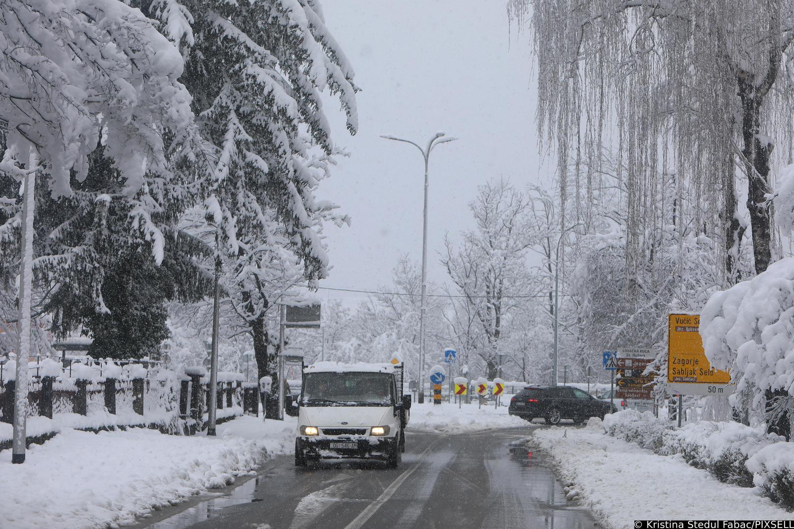 26.02.2023, Ogulin - Tijekom noci u Ogulinu je palo dvadesetak centimetara snijega. Prometnice su ociscene i prohodne, a gradani sami ciste Photo: Kristina Stedul Fabac/PIXSELL