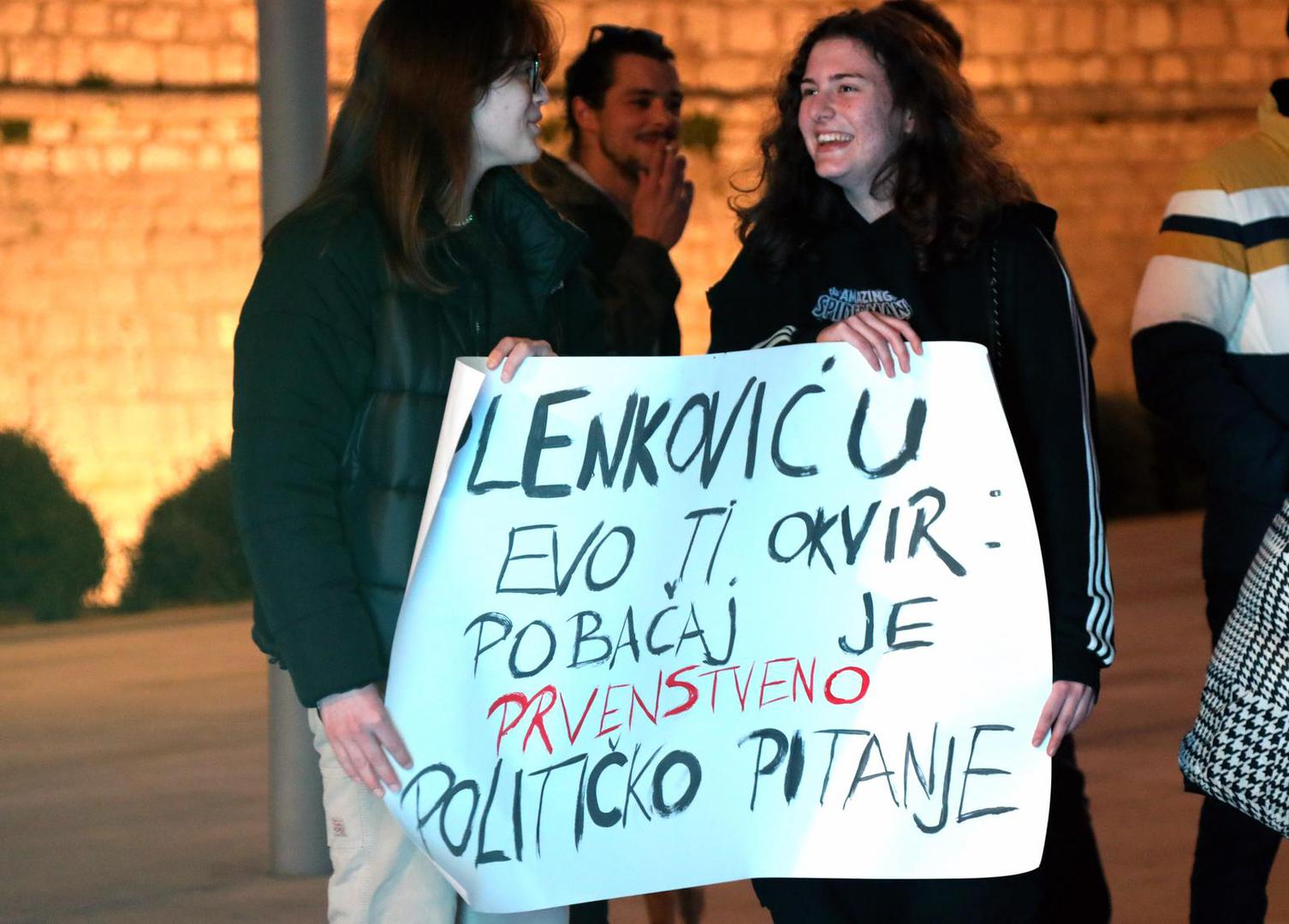 08.03.2024., Sibenik - Na Medjunarodni dan zena organizatori sibenske udruge mladih i KU Fotopoetika okupili su se na zajednicko obiljezavanje 8. marta na Trgu Poljana. Svoje vidjenje Medjunarodnog praznika Dana zena opisali su na  transparentima. Medju mnostvom zena nasao se i jedan muskarac koji se ne slaze sa njihovim i to je izrazio natpisom na transparentu. Photo: Dusko Jaramaz/PIXSELL