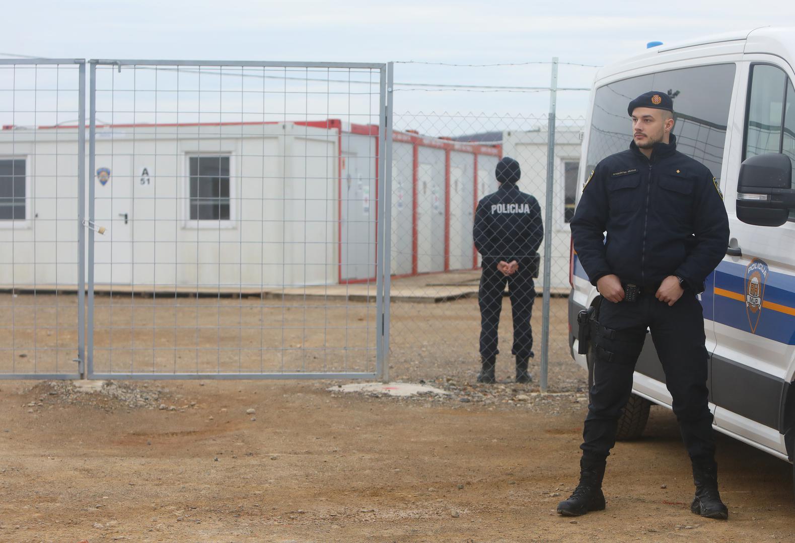 Na području nekadašnjeg vojnog kompleksa u Dugom Dolu, na razmeđi općina Krnjak i Barilović u Karlovačkoj županiji, krajem prošle godine otvoren je privremeni Centar za registraciju tražitelja međunarodne zaštite. 
