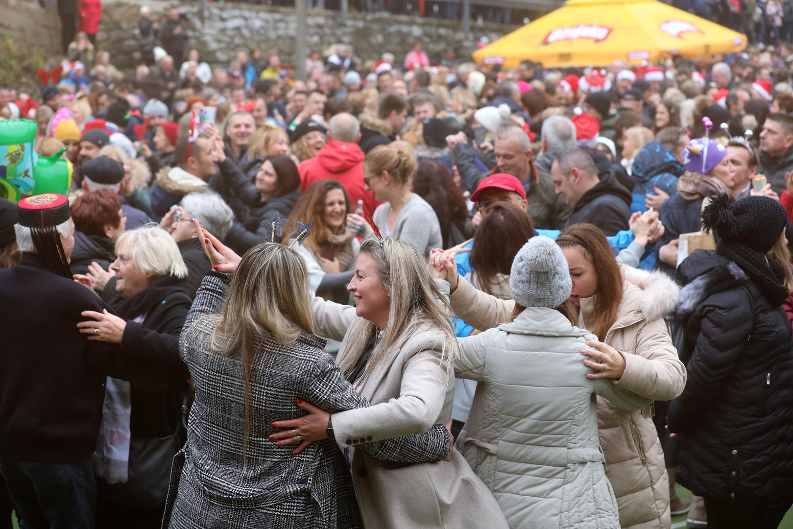 31.12.2022., Fuzine - Docek Nove godine u podne na igralistu pored brane  Photo: Goran Kovacic/PIXSELL