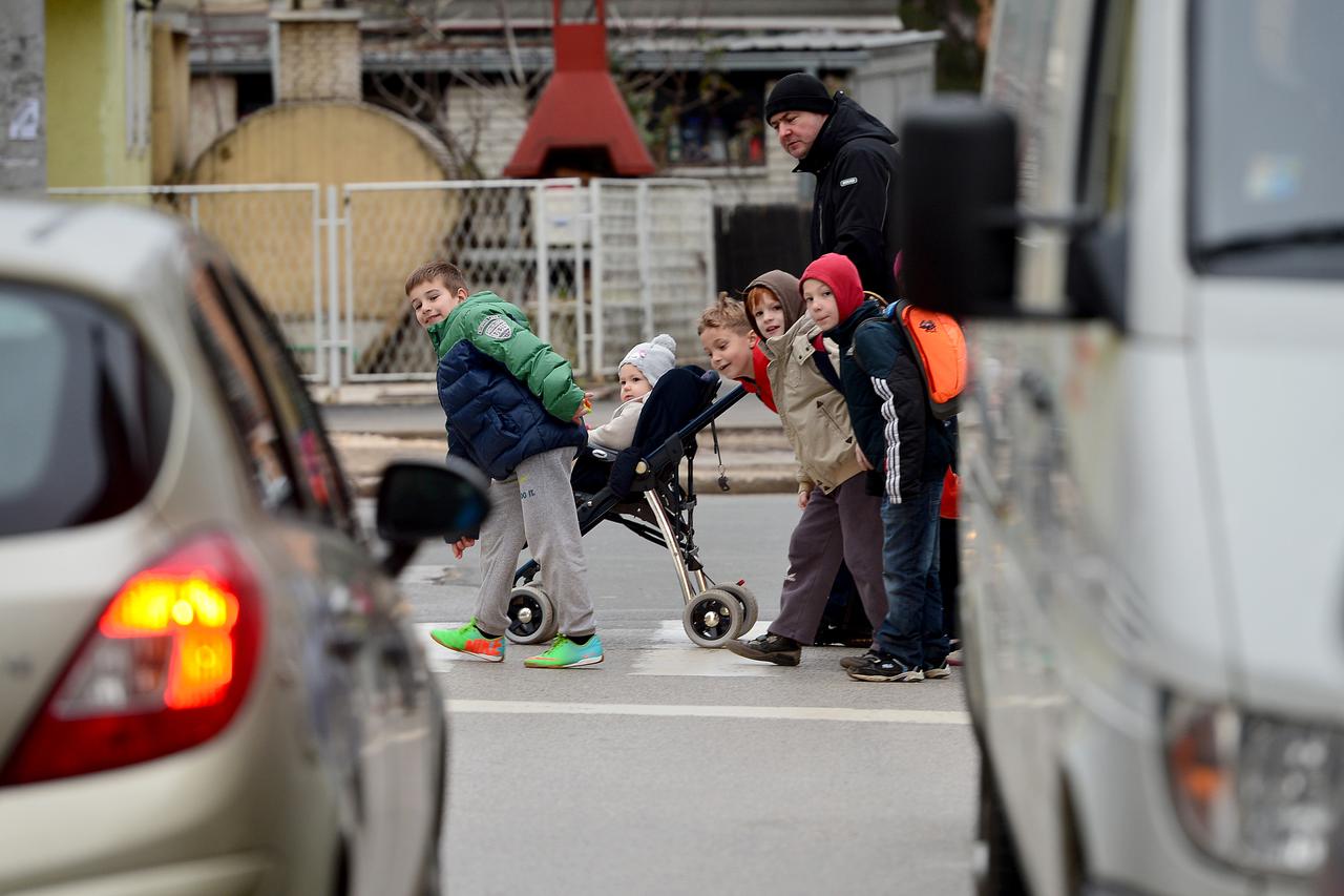 27.2.2015.,Zagreb -  Stanari Srednjaka s velikom mukom prelaze krizanje ulica Majstora Radonje i ulice Srednjaci zbog parkiranih automobila uz zebru. Photo: Marko Prpic/PIXSELL