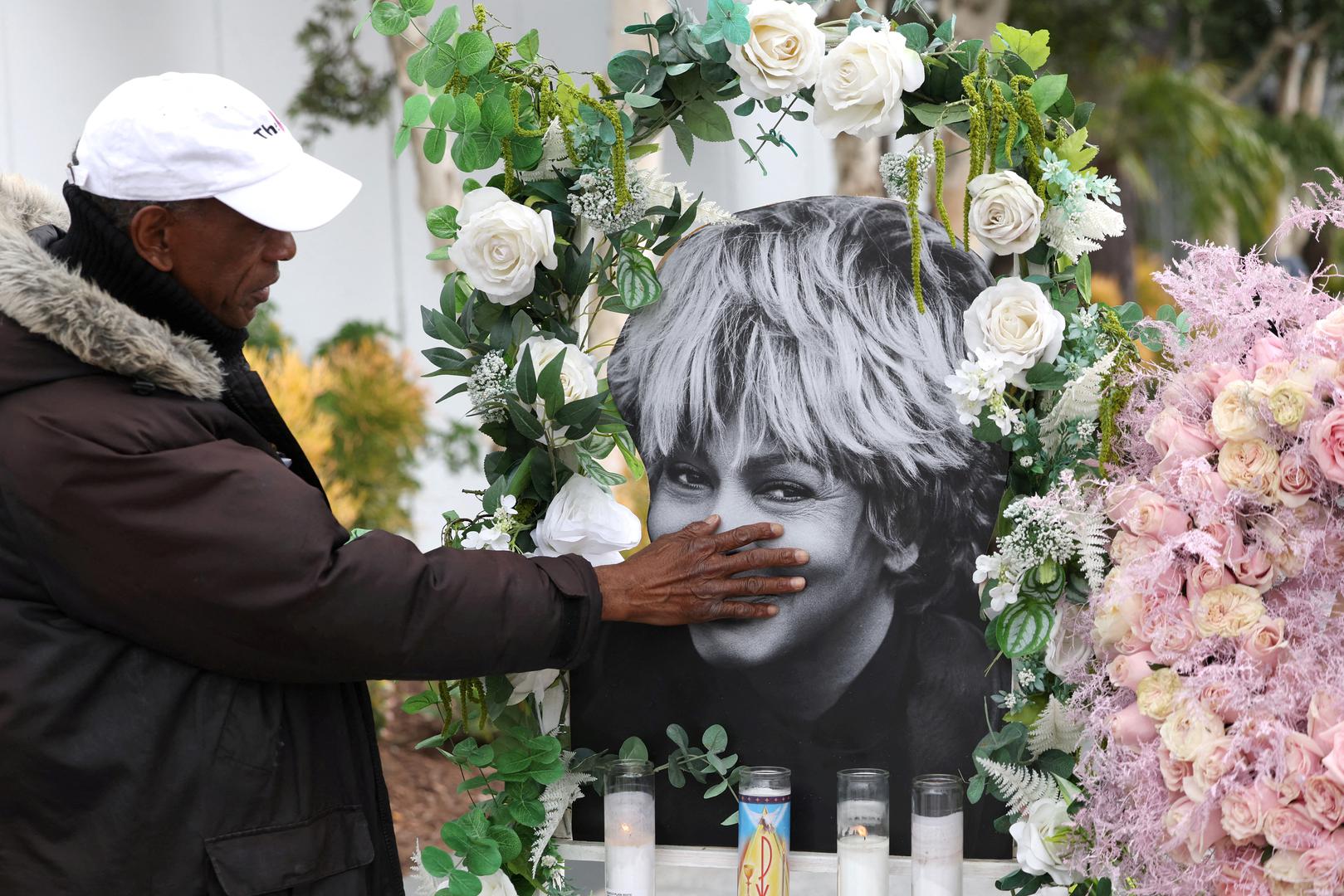 FILE PHOTO: Donnie Green touches a photograph of late singer Tina Turner placed near her star on the Hollywood Walk of Fame in Los Angeles, California, U.S., May 25, 2023. REUTERS/Mario Anzuoni/File Photo Photo: MARIO ANZUONI/REUTERS