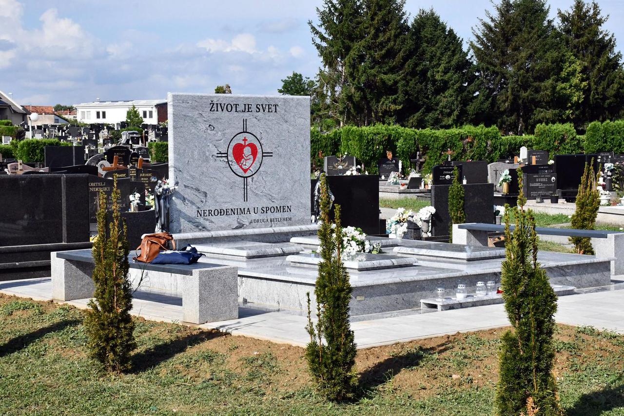 Slavonski Brod: Blagoslov grobnice za nerođenu djecu Udruge Betlehem