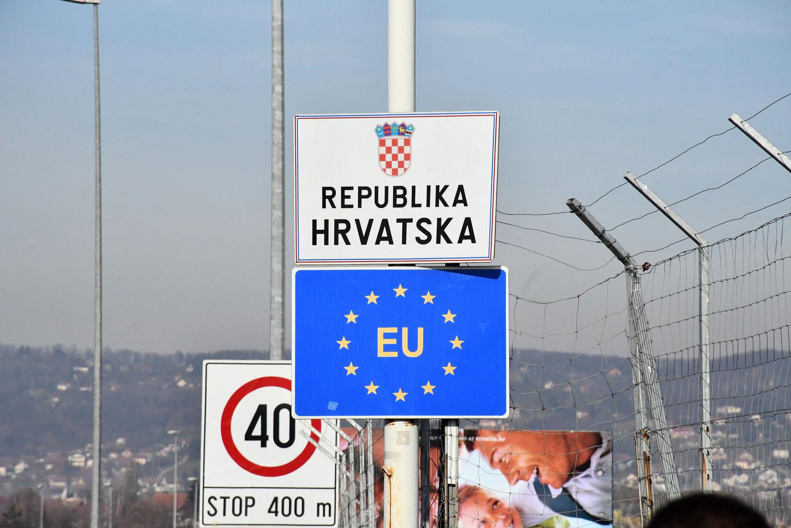 Poseban režim vrijedi i prilikom unosa lijekova. Unošenje gotovih lijekova za osobne potrebe putnika moguće je u količinama potrebnim najviše za liječenje do mjesec dana (uz uvjet da su odobreni od nadležnih tijela zemlje proizvođača), i to uz posjedovanje odgovarajuće medicinske dokumentacije (prijepisa povijesti bolesti, potvrde liječnika).