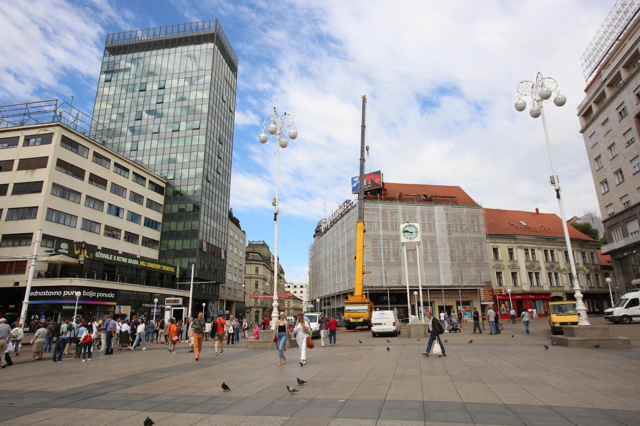 Zagreb: Uklanjanje nelegalne reklame na Trgu bana Jelačića