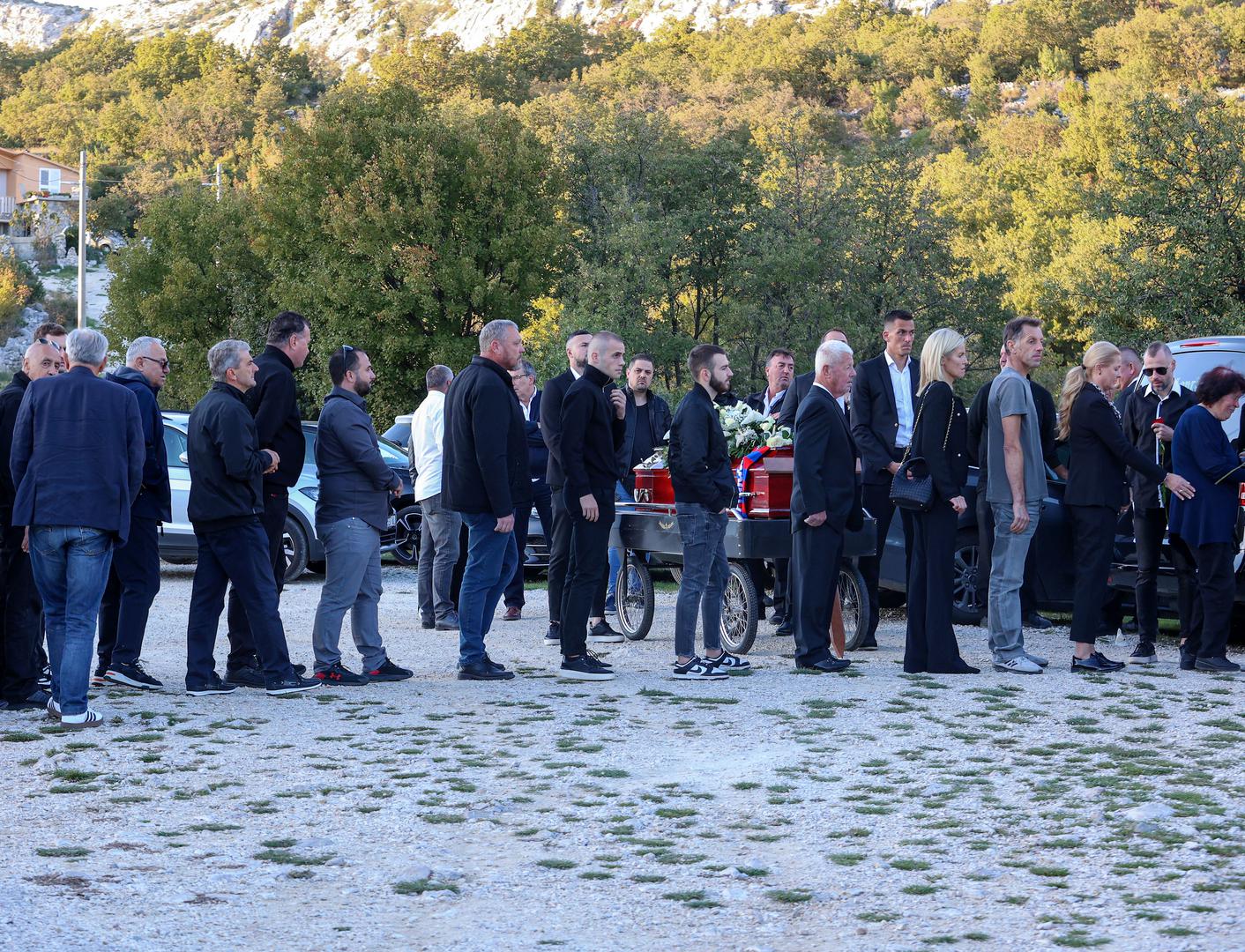 Stigli su Zlatko Dalić, Marijan Kustić, Stipe Pletikosa, Ivica Šurjak, Aljoša Asanović, Slaven Bilić, izaslanstvo Hajduka s predsjednikom Ivanom Bilićem