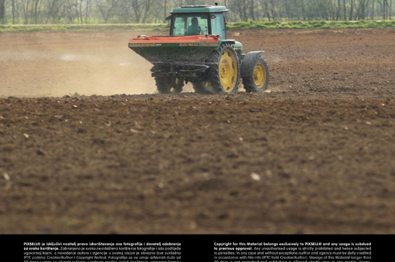 '17.04.2012. Koprivnica - Poljoprivrednici koriste zahladjenje i kisu za intenzivnu pripremu oranica za sjetvu kukuruza i drugih kultura. Photo: Marijan Susenj/PIXSELL'