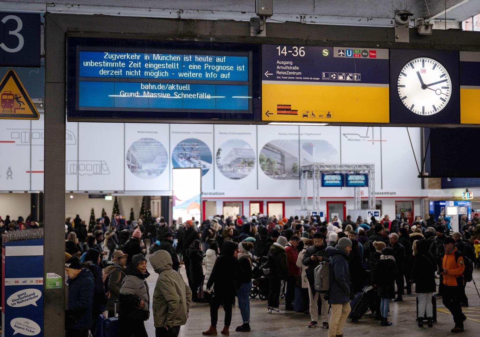 02 December 2023, Bavaria, Munich: A display board at the main station indicates that train services in the greater Munich area have been suspended. Train services to and from the main station have been temporarily suspended. Snow and ice have caused chaos on the roads and on the railroads in southern Bavaria. Photo: Lukas Barth/dpa Photo: Lukas Barth/DPA