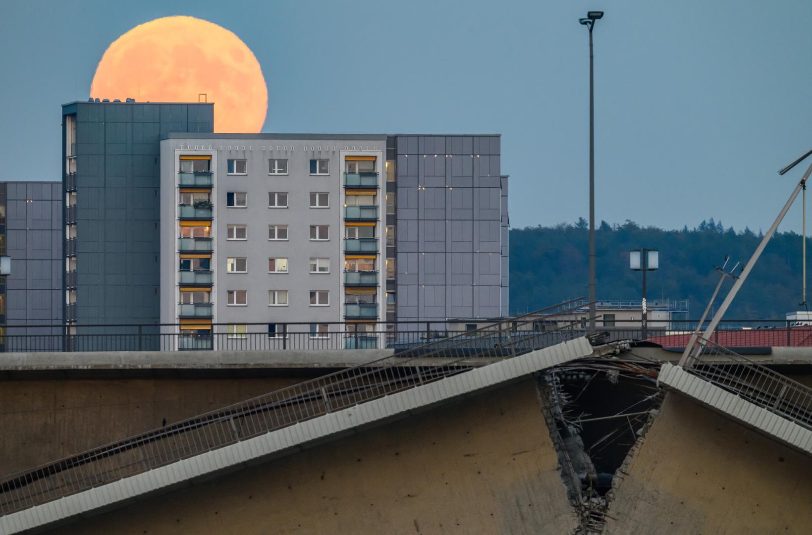 U Dresdenu je supermjesec obasjao nebo iznad djelomično srušenog mosta Carola.