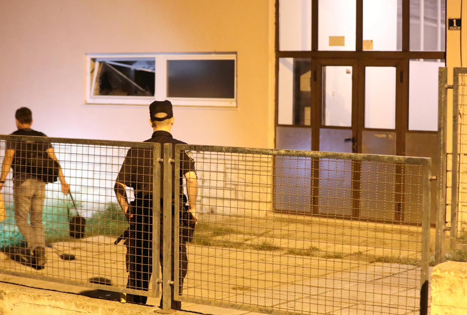 09.09.2024., Split - Vatrogasci i policija dobili su dojavu o detonaciji u osnovnoj skoli Meje oko 21:30 sati. U eksploziji pirotehnickog sredstva nema ozlijedjenih osoba, a zabiljezena je manja materijalna steta popucanih stakla na zgradi skole. Prema nesluzbenim informacijama, pirotehnicko sredstvo baceno je u skolski toalet. U tijeku je policijski ocevid.  Photo: Ivo Cagalj/PIXSELL