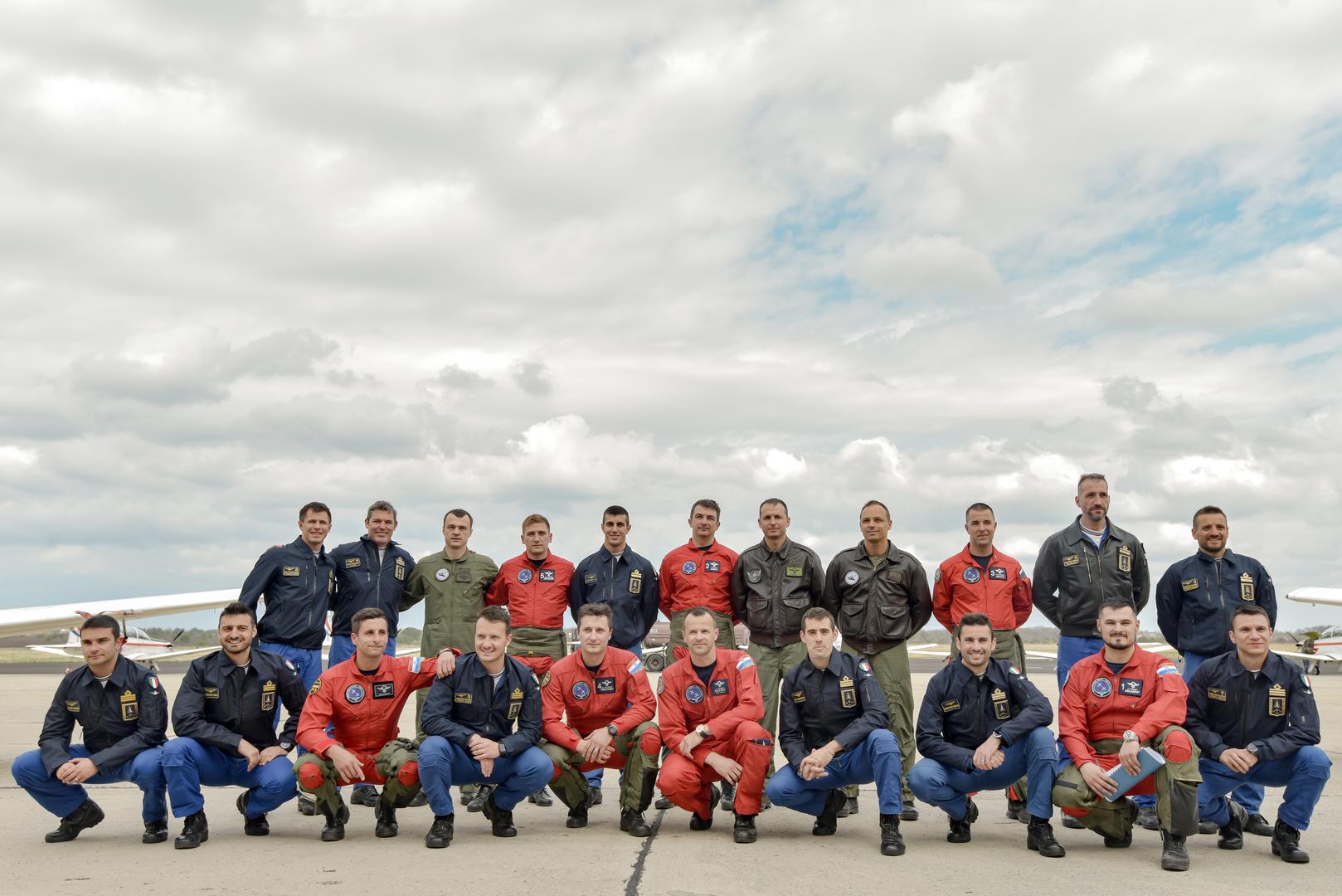 Njihove kolege iz talijanskoga ratnog zrakoplovstva Frecce Tricolori su iznad Zadarskog kanala pokazali dio svojeg letačkog programa.