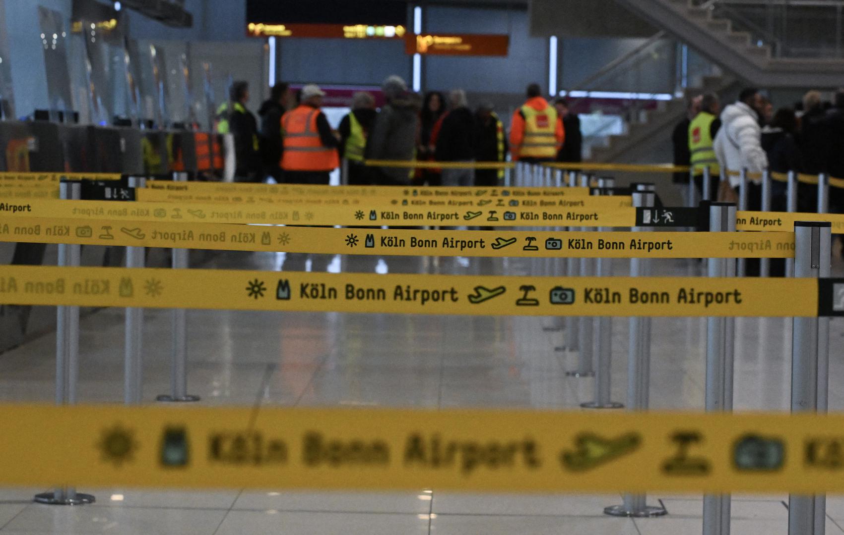 Security workers of the Cologne-Bonn airport gather at unattended check-in counters during a strike called by German trade union Verdi in Cologne, Germany, April 20, 2023. REUTERS/Jana Rodenbusch Photo: JANA RODENBUSCH/REUTERS