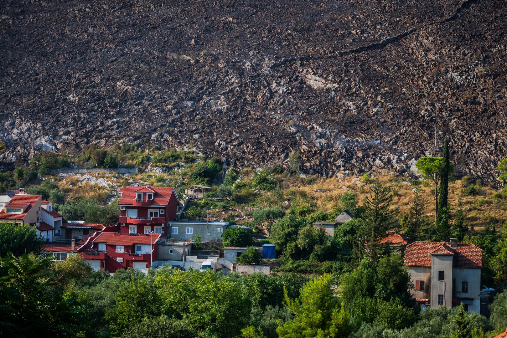 U ponedjeljak navečer je buknuo požar u Žrnovnici i Doljnjem Sitnom. Požar je uzrokovao udar groma, a sinoć su i zagrebački vatrogasci pohitali u pomoć gašenju požara. U srijedu ujutro je na terenu bilo 250 gasitelja, uključena su tri kanadera, a pomoć je stigla i iz drugih dijelova Hrvatske.