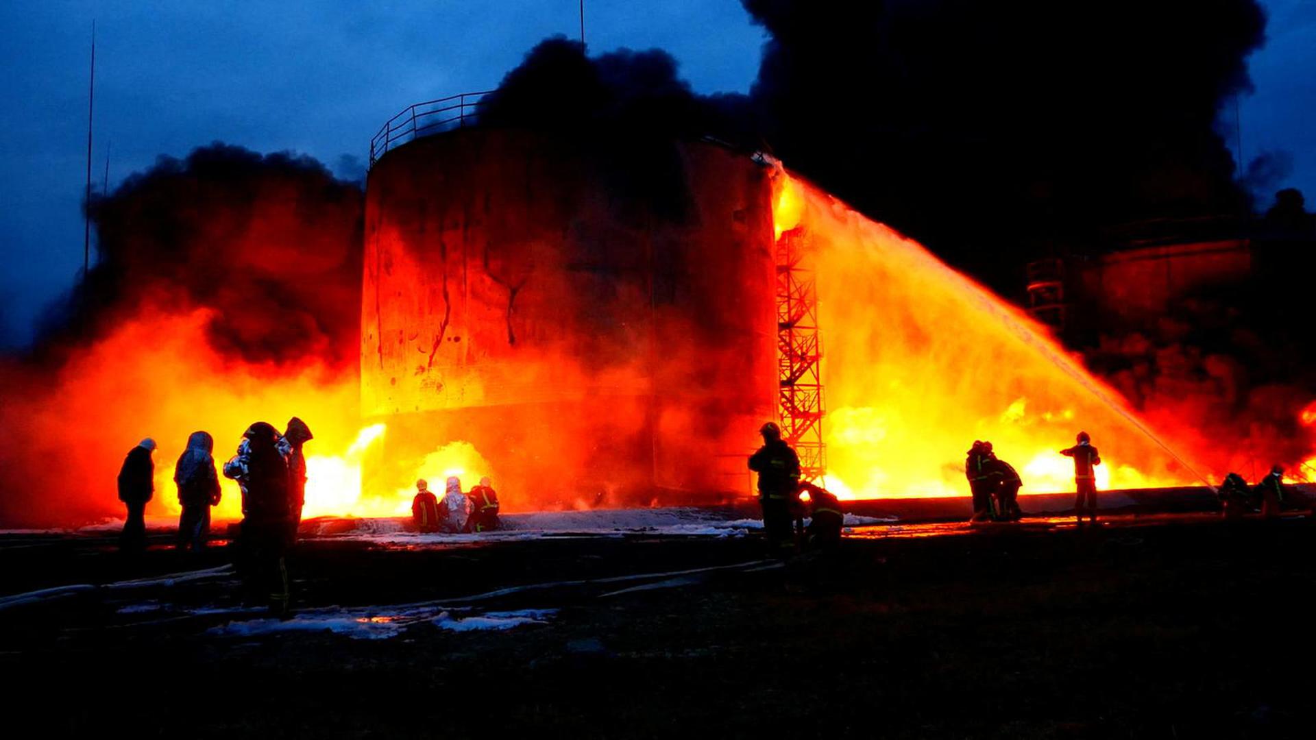 Rescuers work at a site of fuel storage facilities hit by cruise missiles, as Russia's attack on Ukraine continues, in Lviv, in this handout picture released March 27, 2022.  Press service of the State Emergency Service of Ukraine/Handout via REUTERS ATTENTION EDITORS - THIS IMAGE HAS BEEN SUPPLIED BY A THIRD PARTY. Photo: State Emergency Service/REUTERS